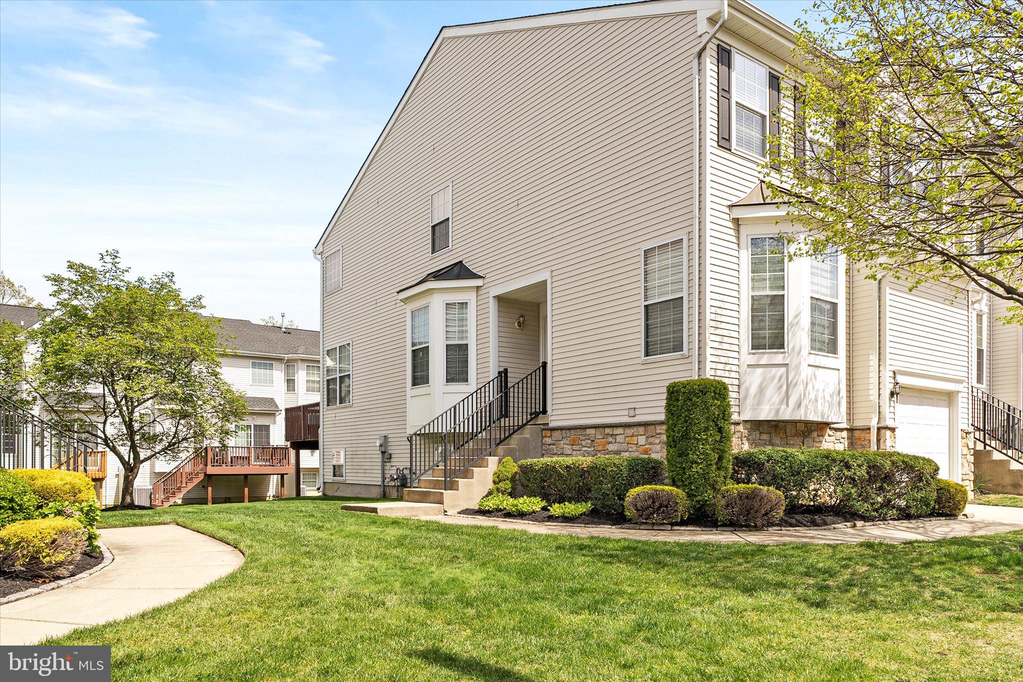 212 HAWTHORNE WAY