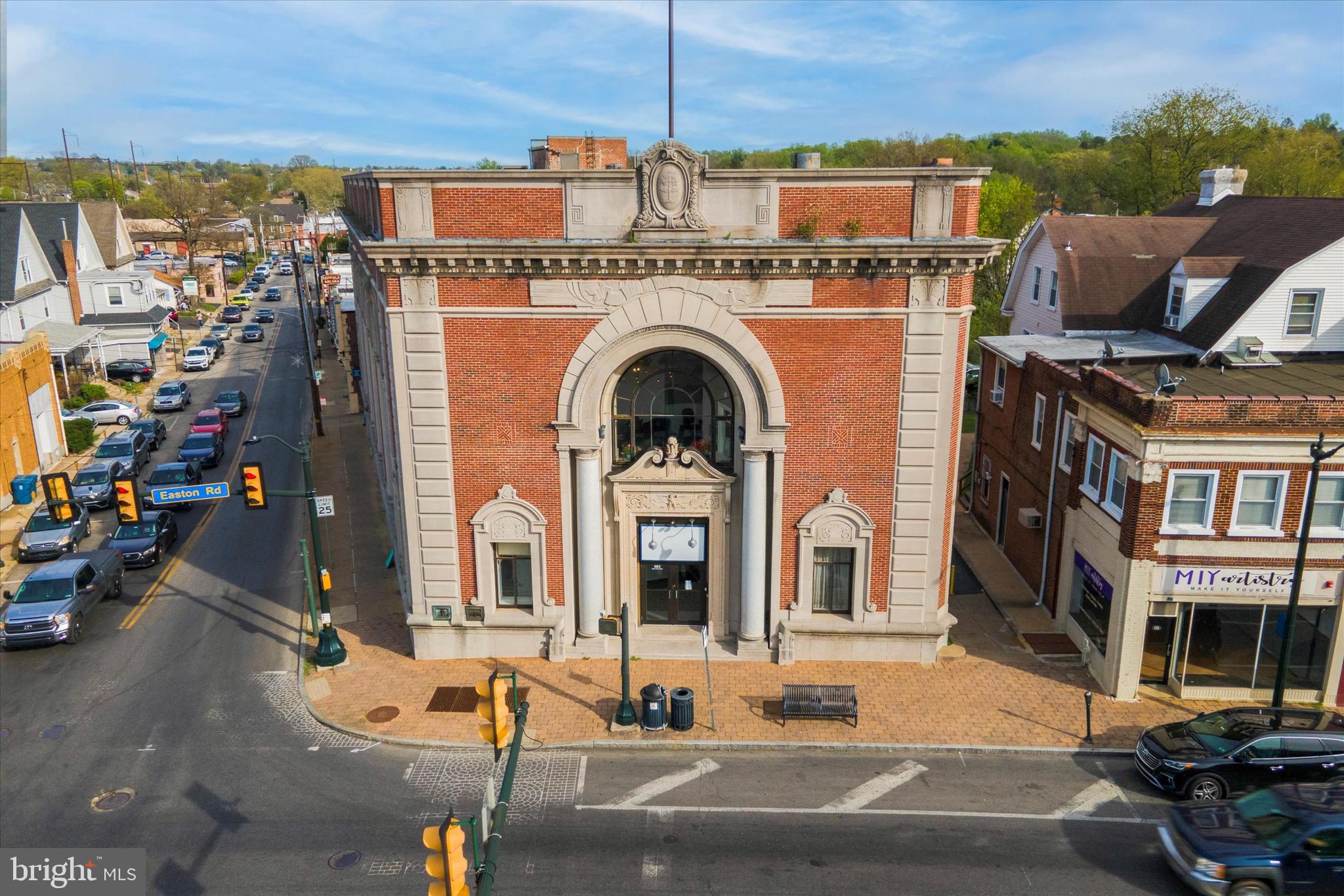 Main image without alt text