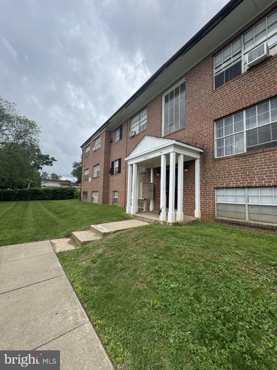 Spacious 2-bedroom top-floor apartment ready for you. L-shaped living and dining room space. With a large eat-in kitchen. Plenty of closet space in the spacious bedrooms. Coin-operated laundry facility on site with additional storage space. Conveniently located to downtown and the surrounding area. Close to public transportation
