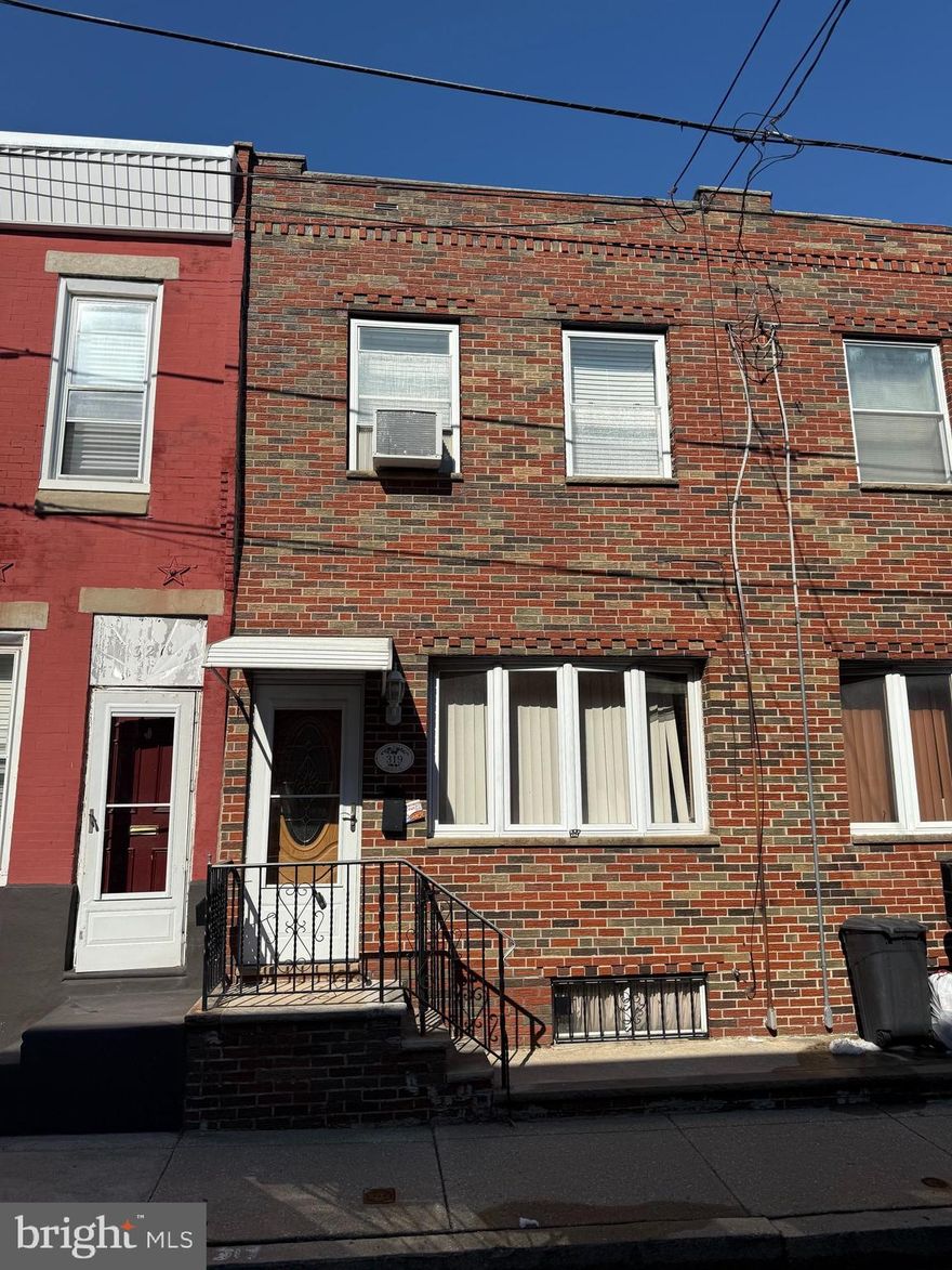 2br  2 full bath home in South Philadelphia.Hardwood flooring in living room and dining room..Full unfinished basement
