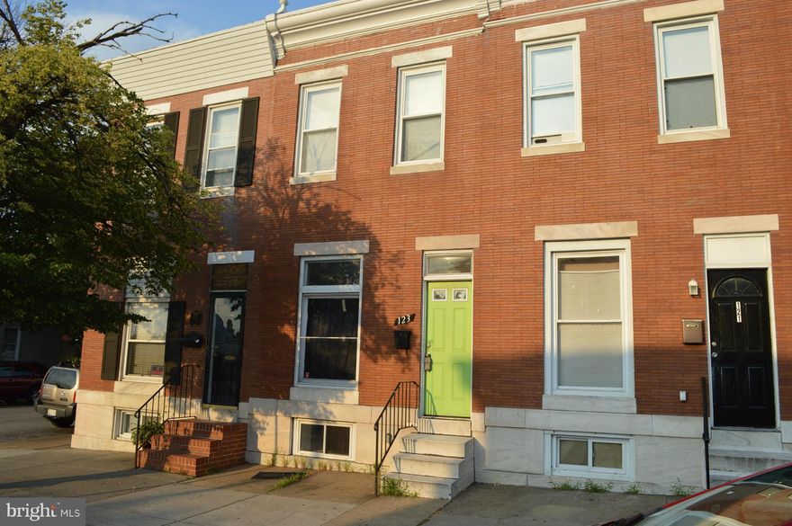 Wide open layout in this beautiful owner occupied THS in Highlandtown.  Check the photos to see the updated kitchen with ceramic tile, cooking island & great appliances. Lower level makes a big living space or 3rd BR, offering a 1/2 bath, updated systems and washer/dryer. Second floor has a large BR in front, open lofted room for closet space or office, then another BR in the rear and full bath.