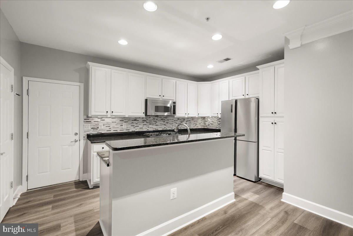 POTOMAC CLUB CONDOMINIUMS - Residential