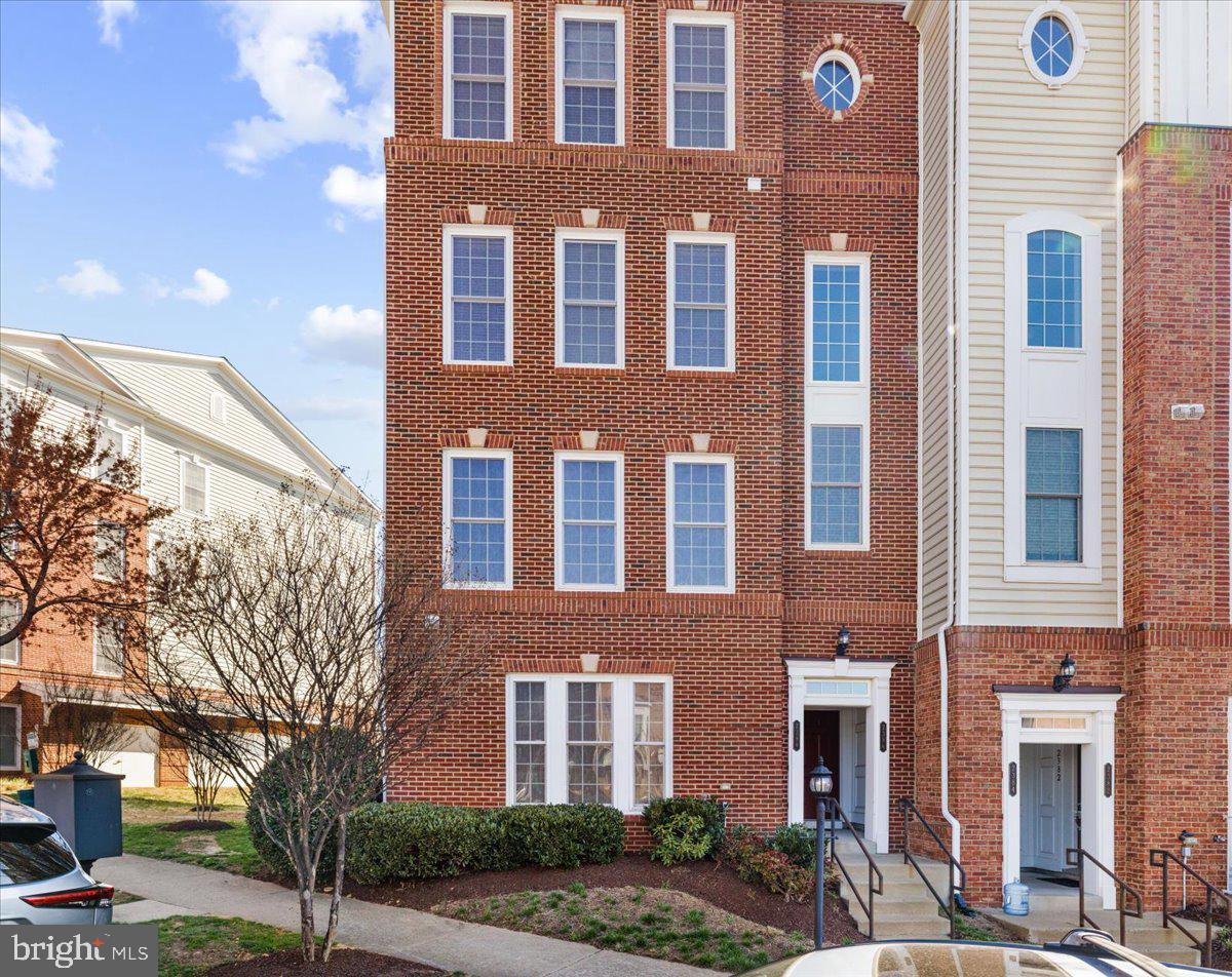 POTOMAC CLUB CONDOMINIUMS - Residential