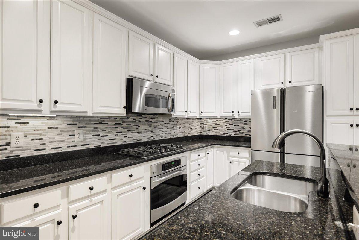 POTOMAC CLUB CONDOMINIUMS - Residential