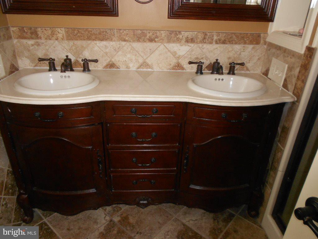 LAUREL WOODS - Residential