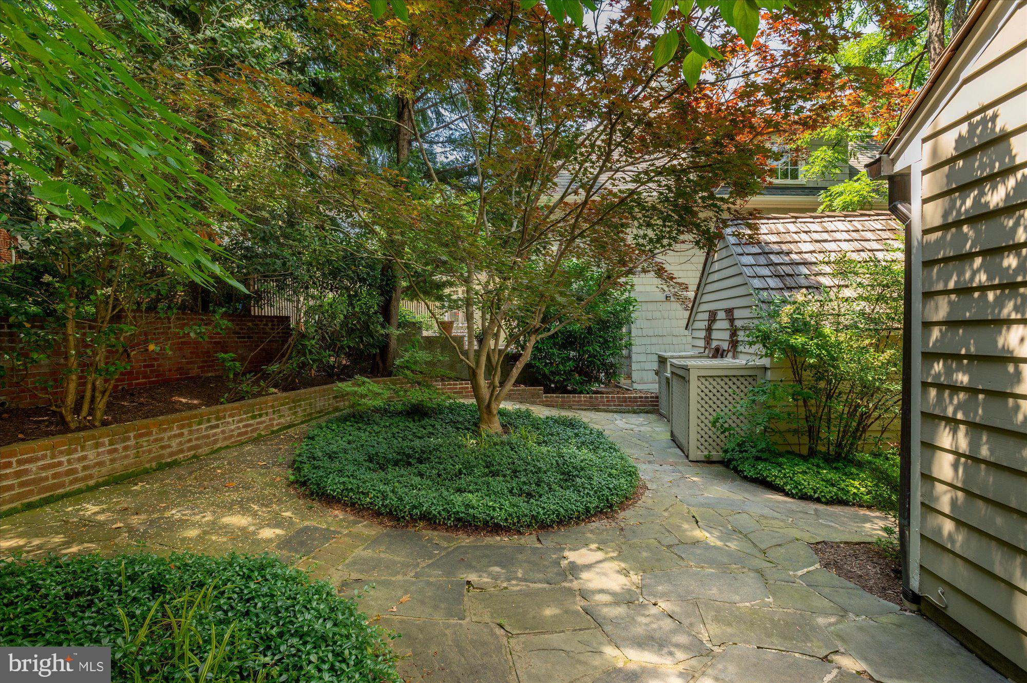 GOLF CLUB MANOR - Residential