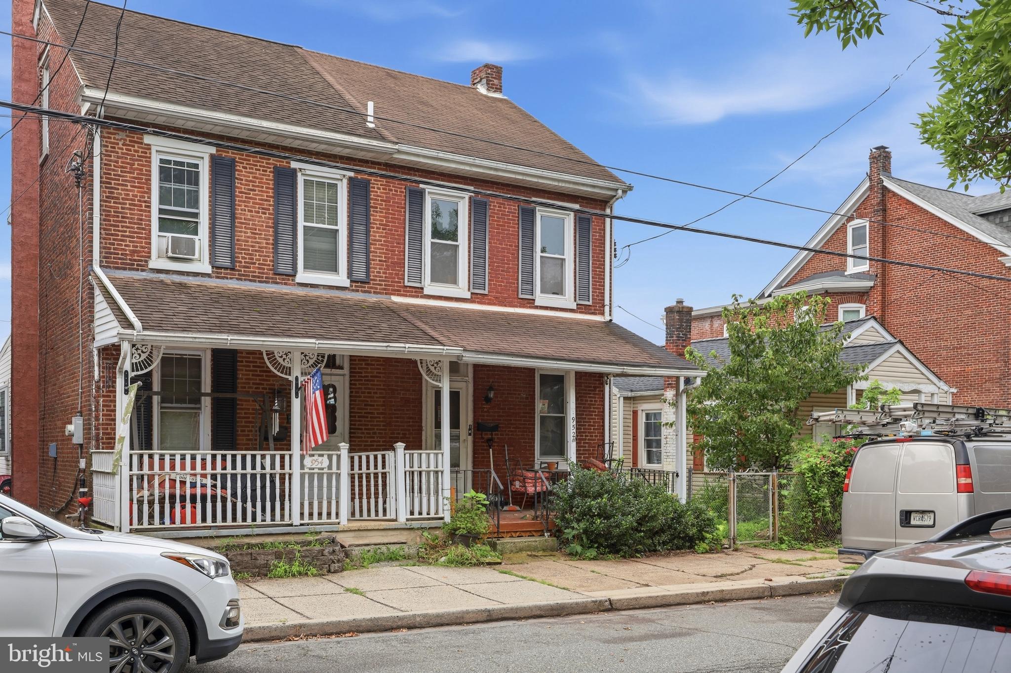 952 QUEEN STREET