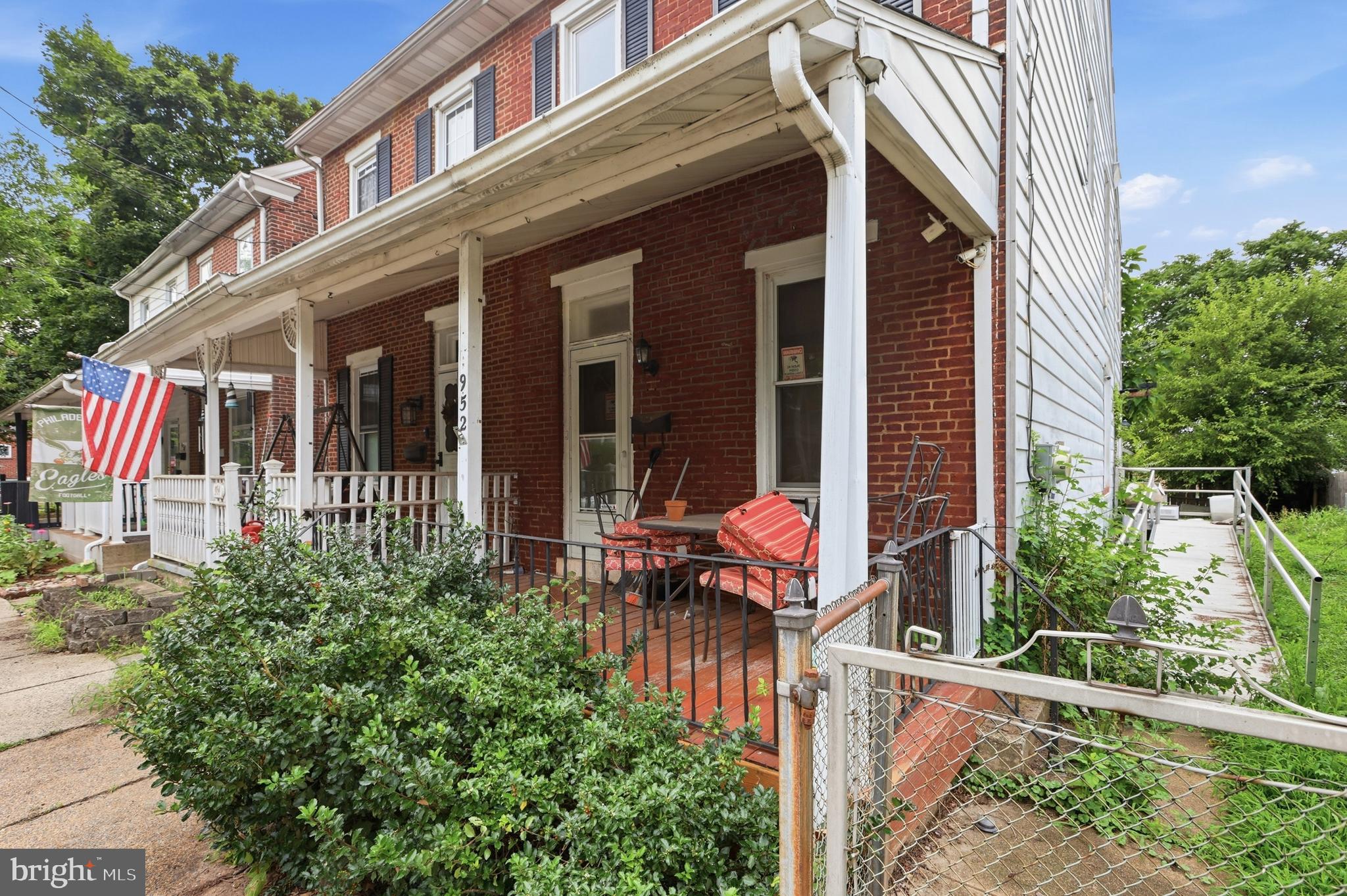 952 QUEEN STREET