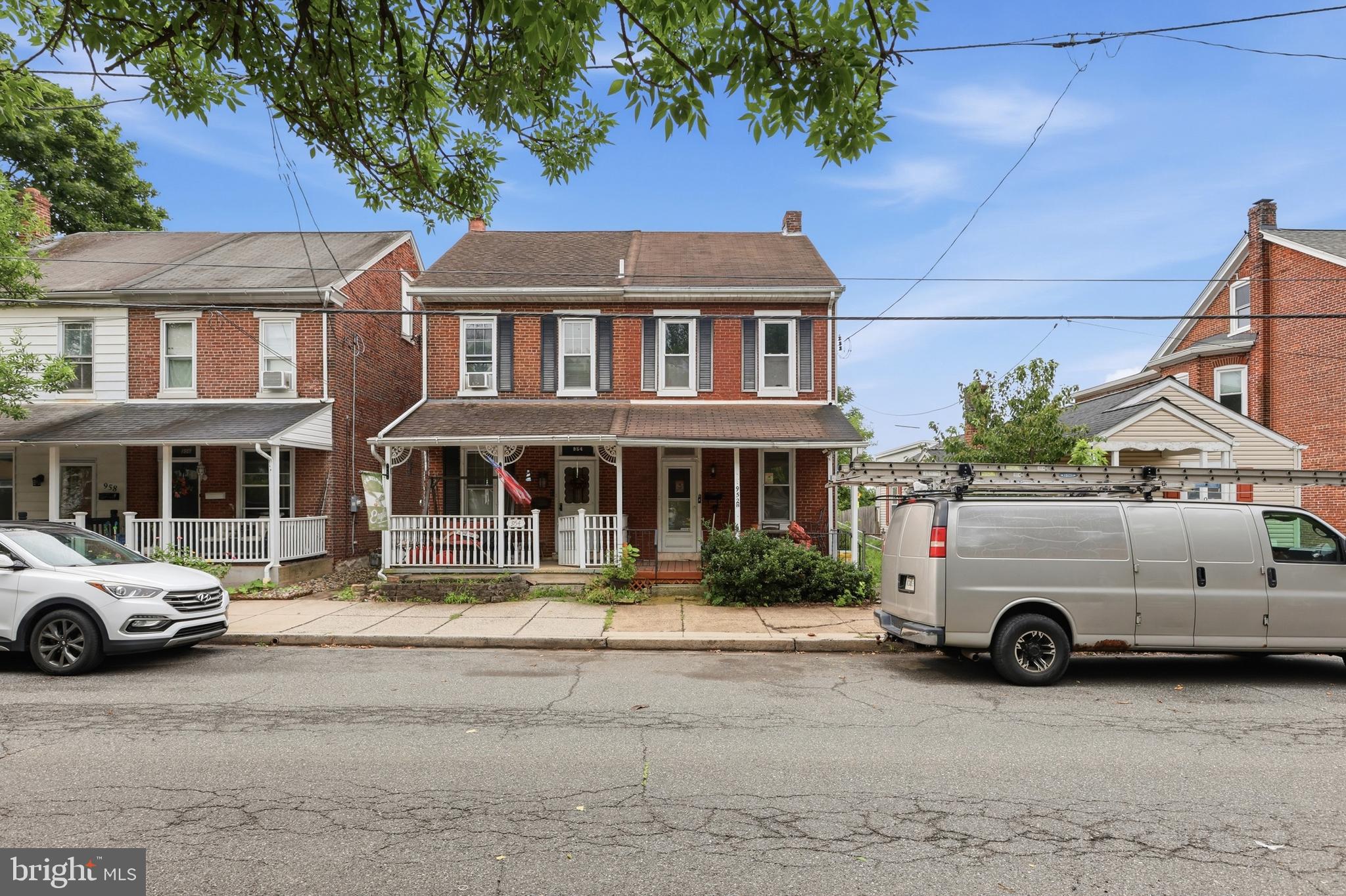 952 QUEEN STREET