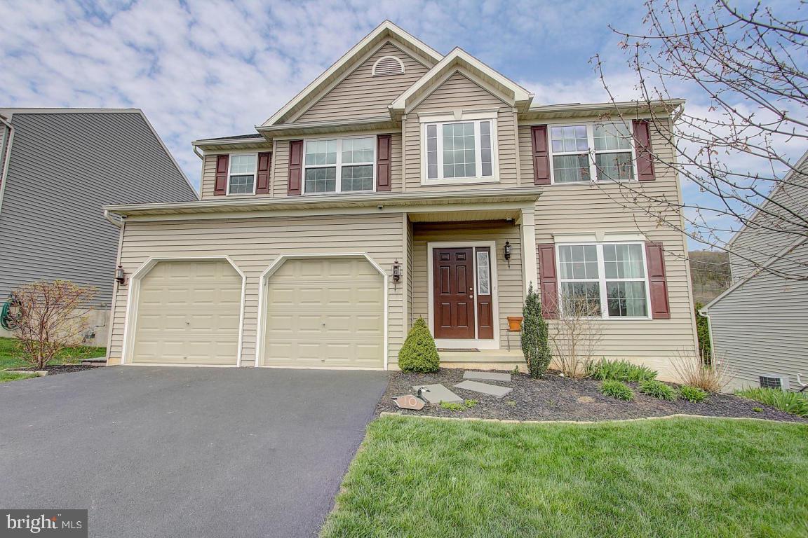 ''Shiny Penny'' Home priced way below reproduction costs, 4 bedrooms, 2.5 baths, finished daylight/walkout basement with gas fireplace, 2 story foyer, open floor plan.
