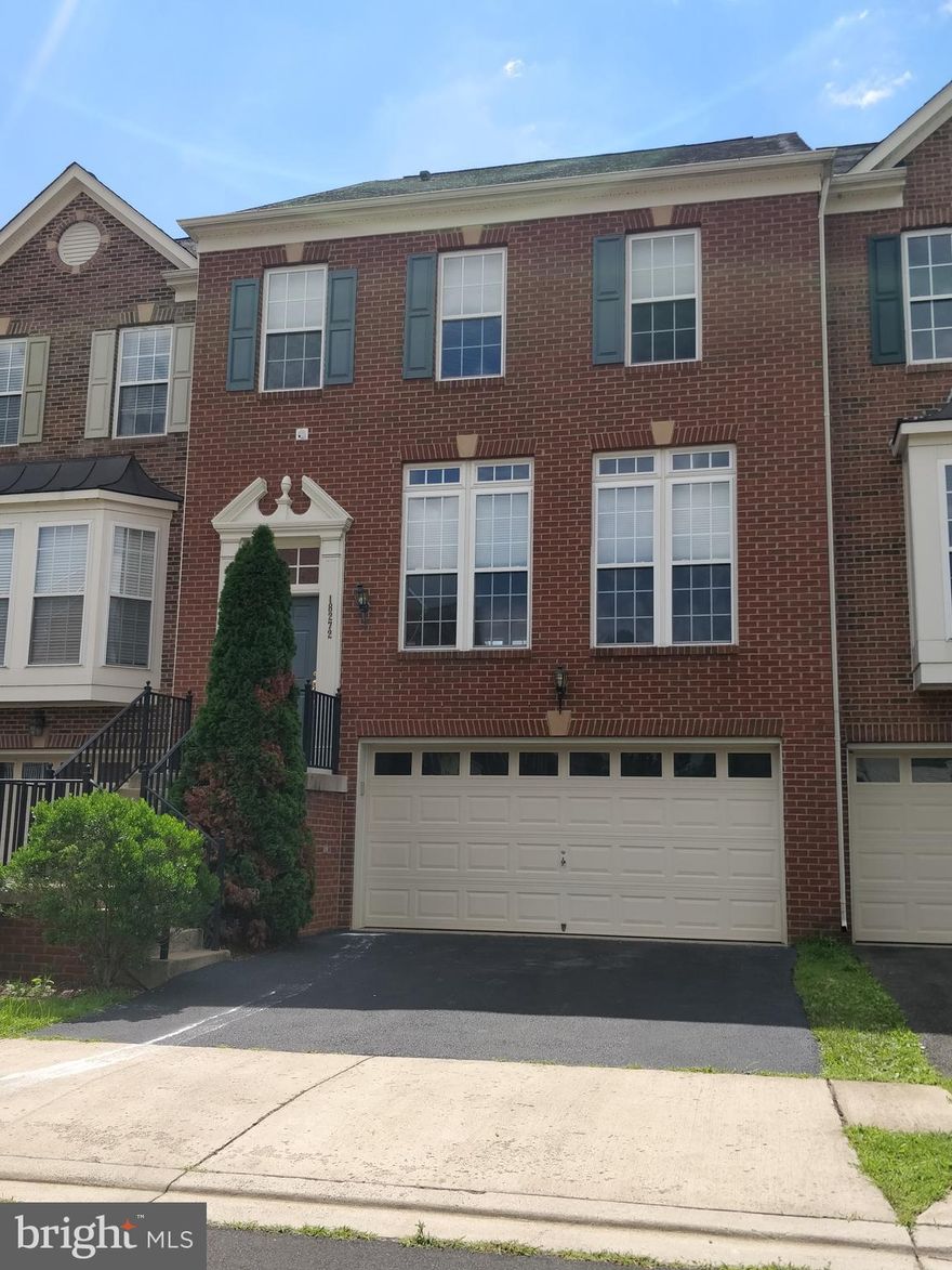 2,900'+OF LUXURY PACKAGED IN THIS GORGEOUS TOWNHOUSE.3 BR,3 FULL & 1 HALF BATH-HDWD FLRS LR,DR,& KTCHN.GRMET KTCHN W/GRANITE COUNTERS, 42"CHERRY CABINETS & LAKE VIEW. DECK.CHECK OUT THE MBR W/TRAY CEILING & OPULENT BATH INCLUDING A ROMAN SHOWER. WALK OUT BASEMENT WITH FP AND LARGE REC ROOM. AVAIL SEPT 1st. Pets allowed on a case by case basis. No smoking allowed.