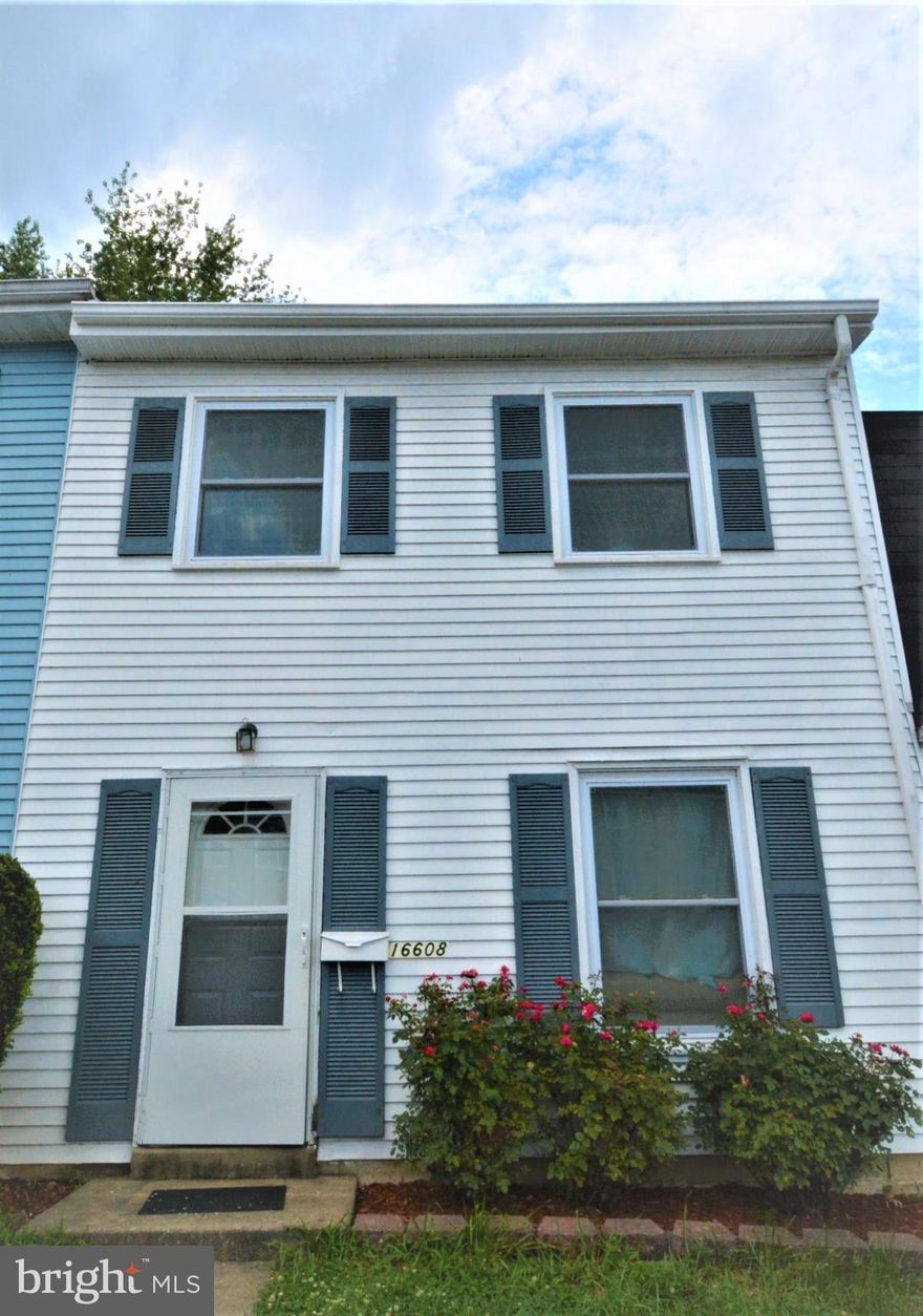 Beautiful and Charming 3 bedroom 2 level townhouse located in a convenient location in Woodbridge, New carpet, newly updated master bathroom. MINUTES AWAY FROM I-95, ROUTE 1, QUANTICO BASE, SHOPPING, DINING, POTOMAC MALL, WALL MART. MUST SEE HOME!!!!!