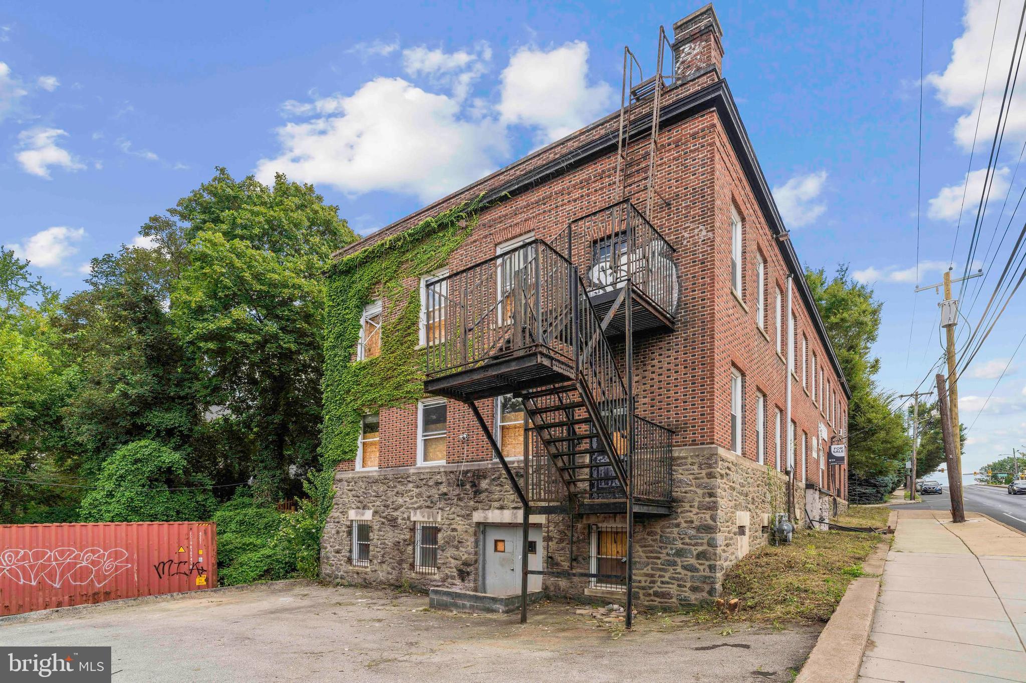 Main image without alt text