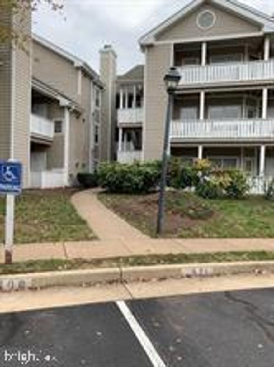 Cozy and Updated 1bd and 1bth condo on the 2nd floor in the heart of Centreville.
Water bill is included in the rent