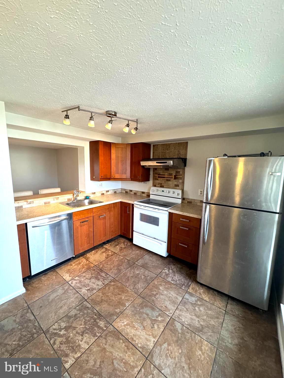 HILLCREST ORCHARDS - Residential Lease