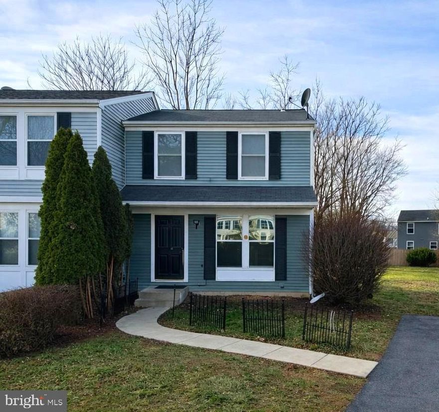 Check out this cozy and clean end unit.  Located minutes from major commuter routes this home resides on a quiet cul-de-sac.  You are seconds away from access to public transportation, shopping, dining, and Historic Downtown Frederick.  Laundry on property
Apply on Rentspree