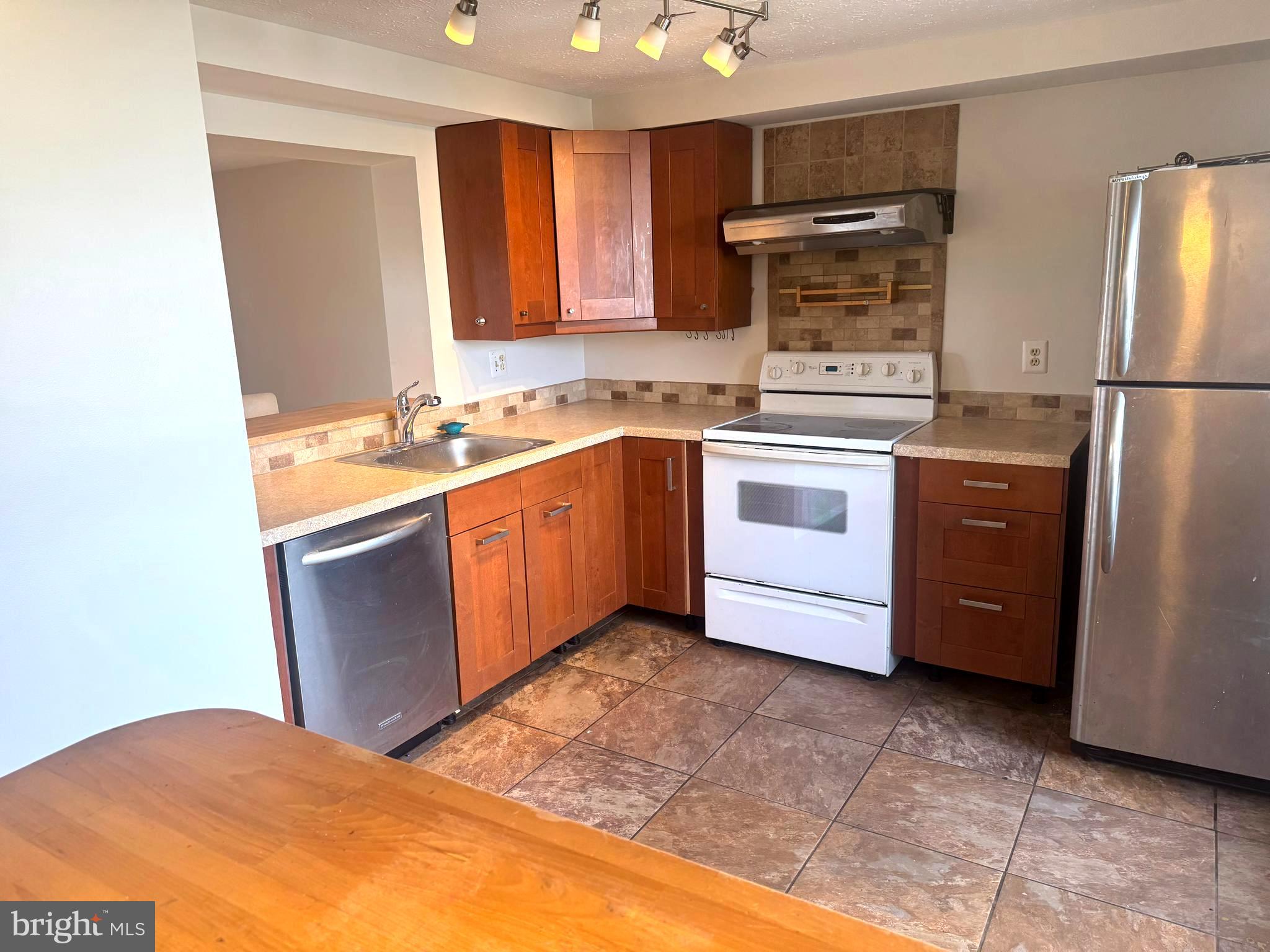 HILLCREST ORCHARDS - Residential Lease