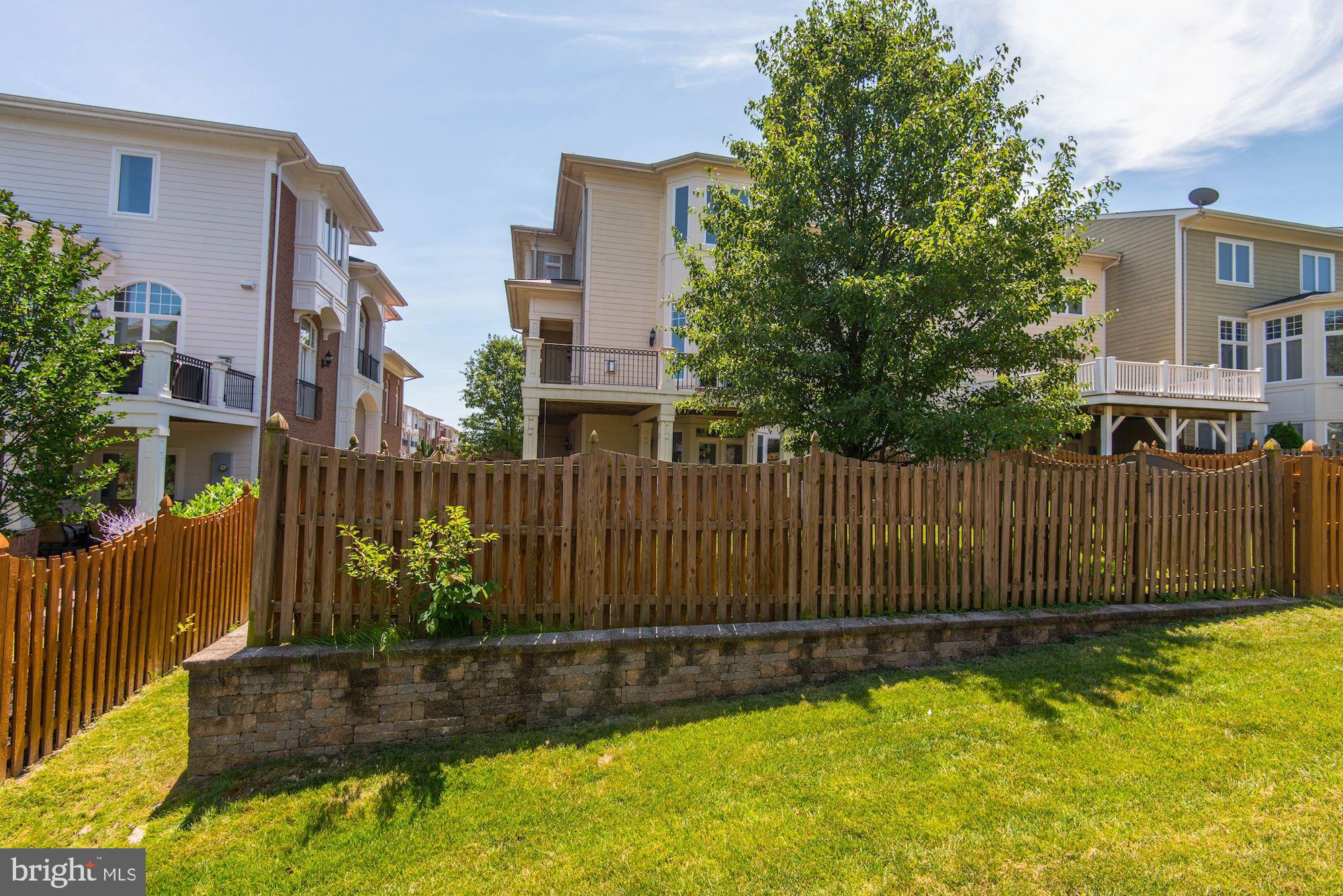 LANSDOWNE ON THE POTOMAC - Residential