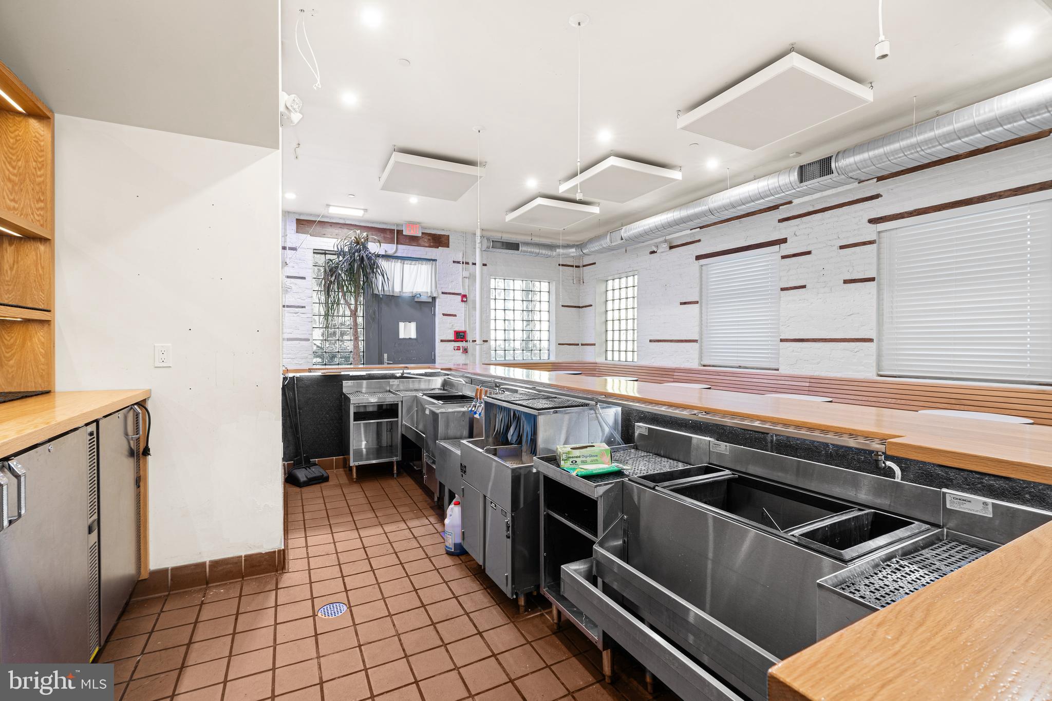 SOUTH KENSINGTON - Commercial Sale