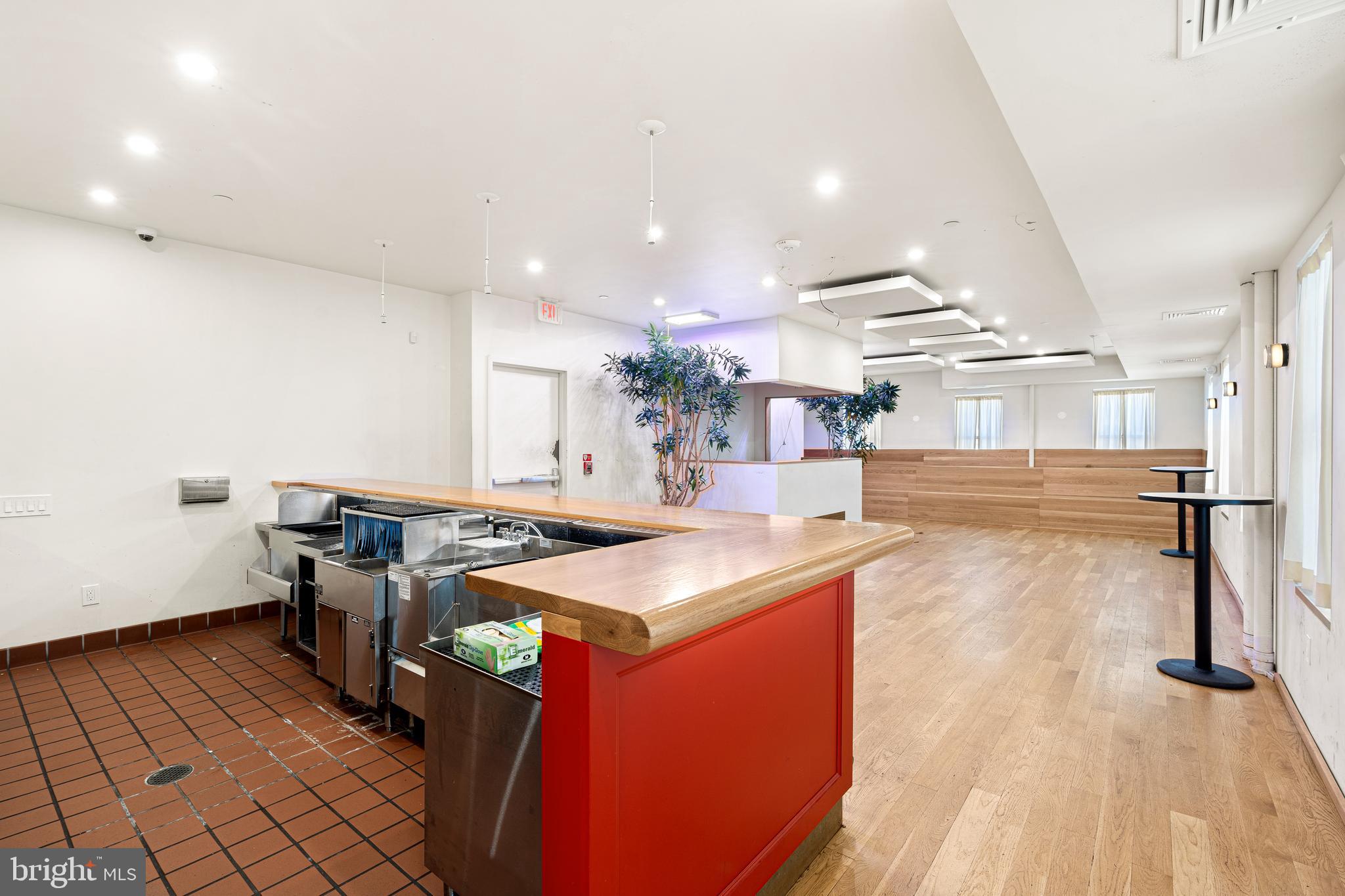 SOUTH KENSINGTON - Commercial Sale