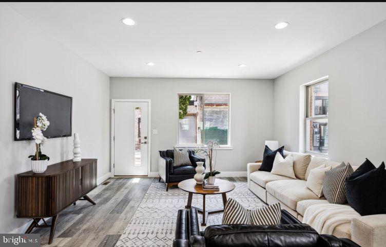 EAST KENSINGTON - Residential