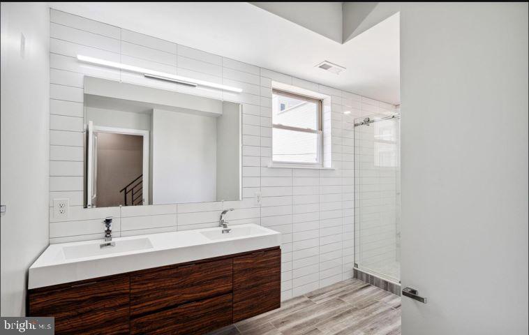 EAST KENSINGTON - Residential