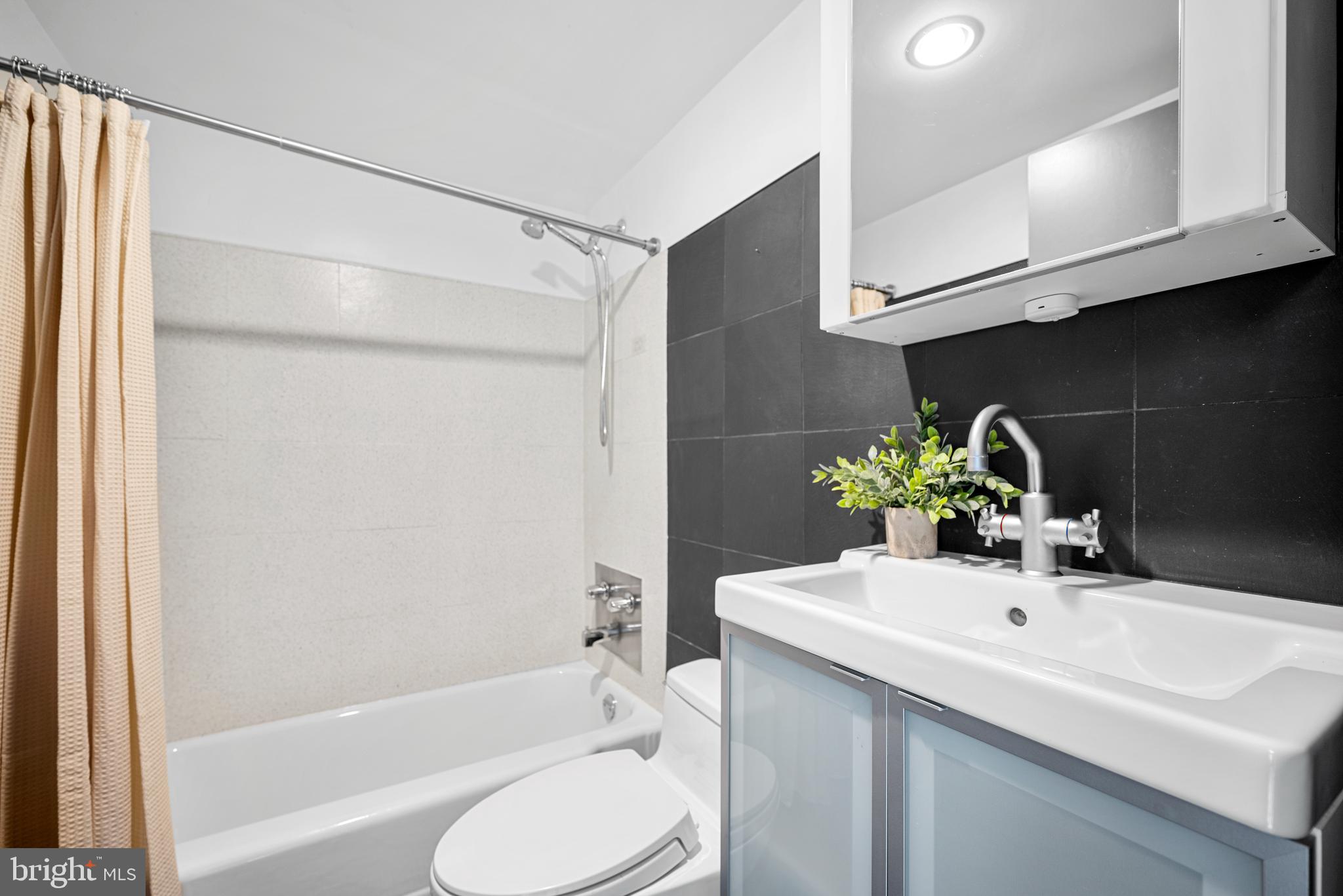 RIVER TOWERS - Residential