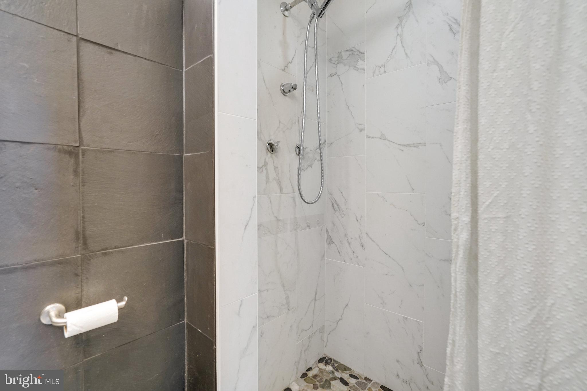 RIVER TOWERS - Residential