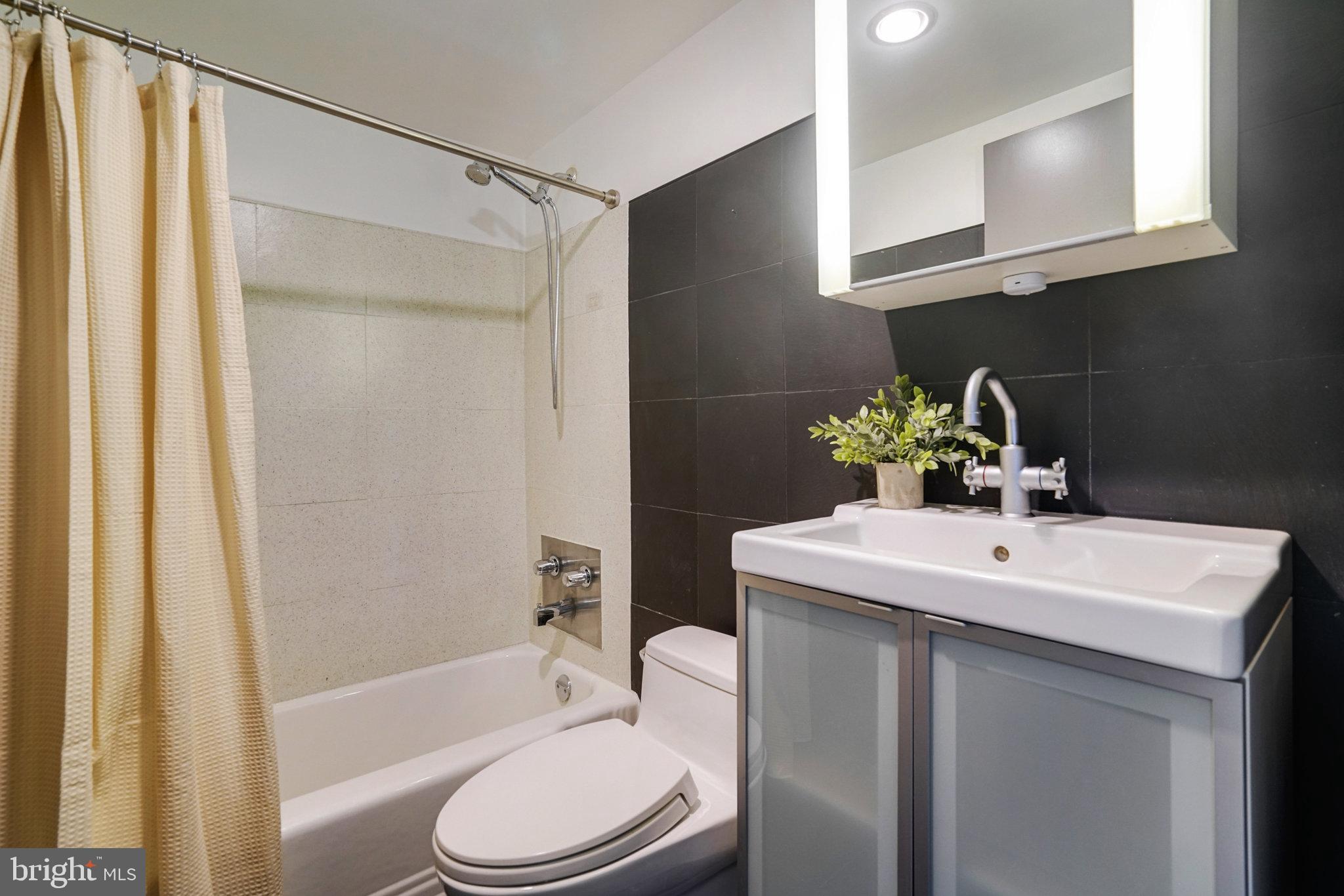 RIVER TOWERS - Residential