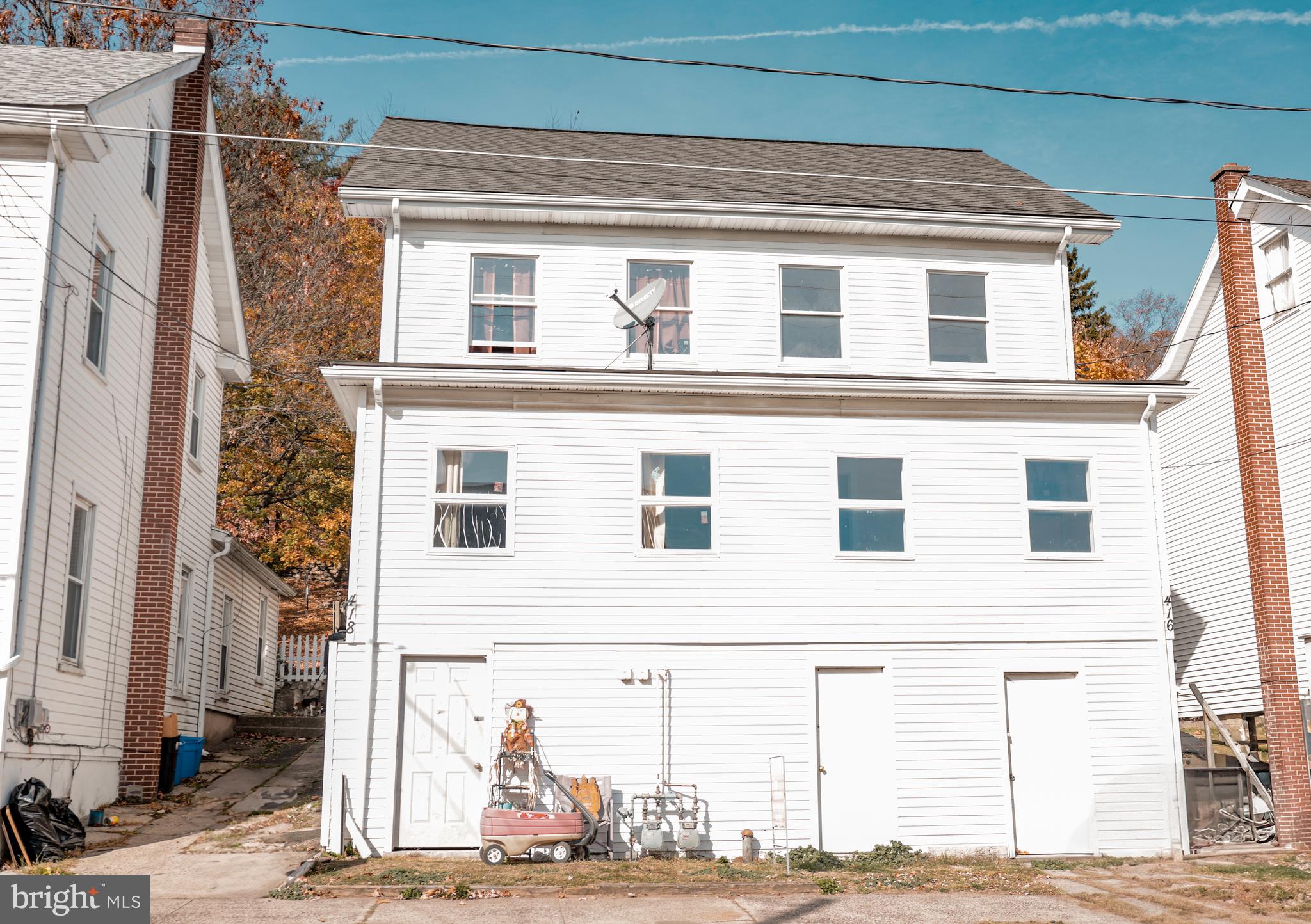 Come check out this duplex that is just outside of the heart of town this duplex offers two units that are both three bedrooms and 1 bath one unit is rented the other one was just fully painted and new carpet