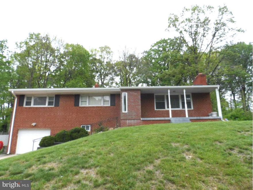 Great location in FFX City!! Renovated Lower Level of single family home w/ priv. entrance. Newer floors, windows, recessed lights. Approx. 1,500 sq. ft with 2 bed/1 bath, Family Room, & Kitchenette.  LL washer/dryer (nice owners live on the upper level). NEAR George Mason Univ., Minutes to 66, 123, 50, 495, Vienna Metro & Oak Marr Rec. Cntr.