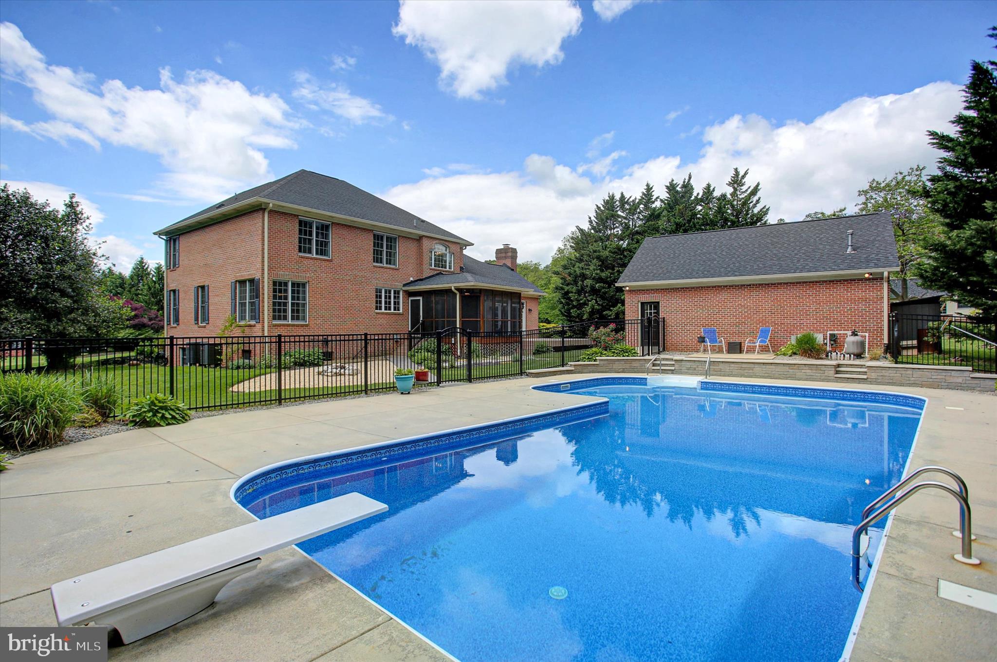 HIGHMEADOWS - Residential