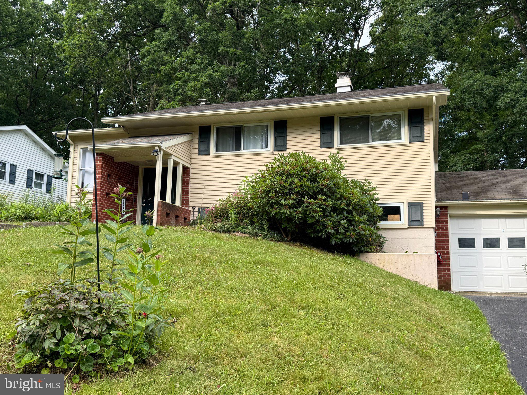 2042 FAIRWOOD LANE
