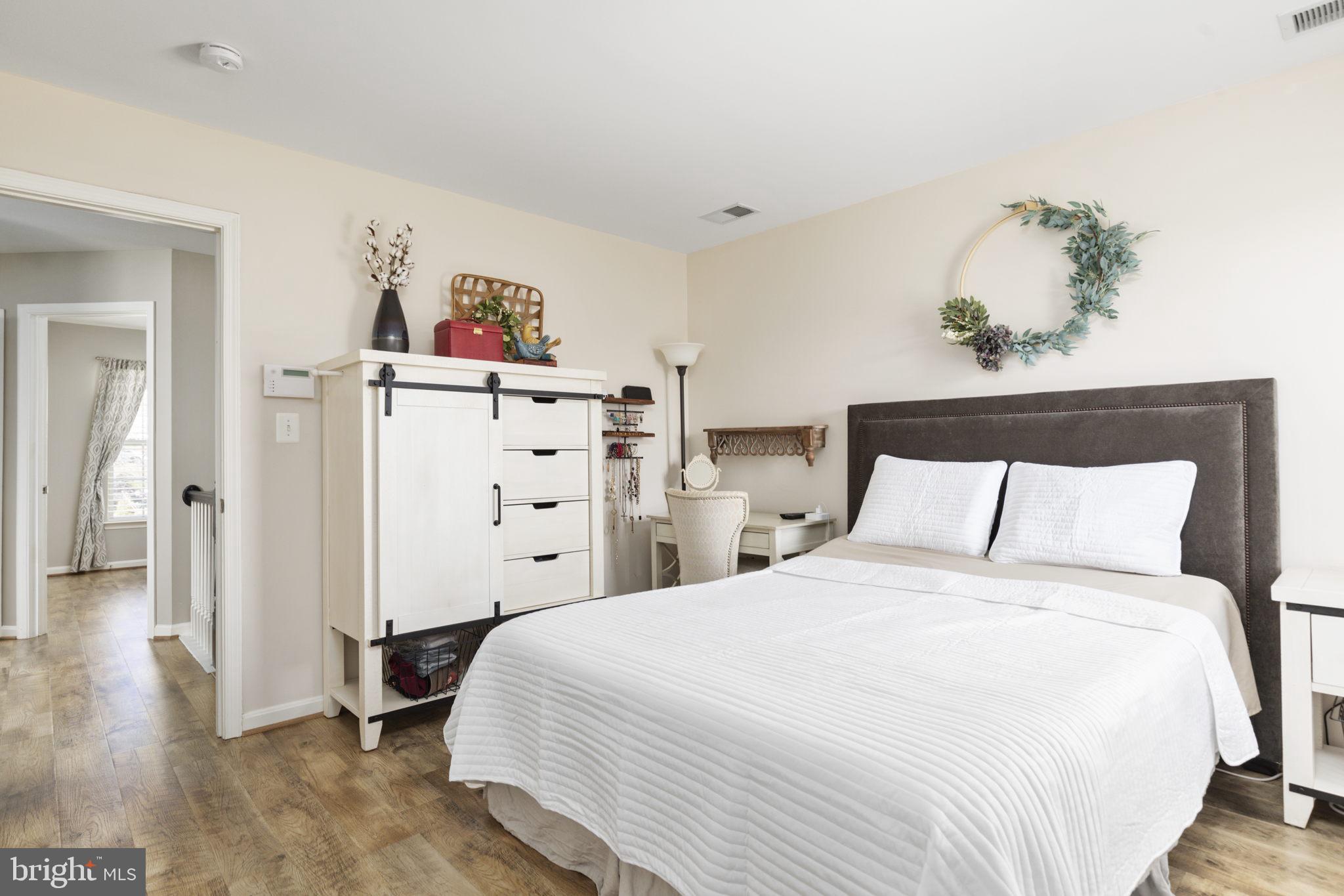 ROUND HILL - Residential