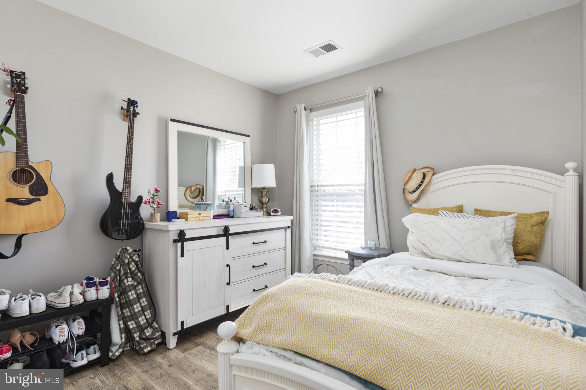 ROUND HILL - Residential