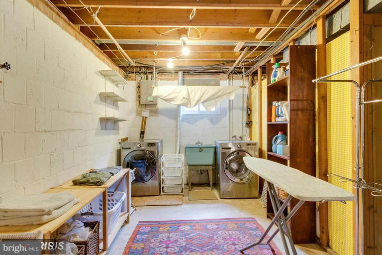 SURREY SQUARE - Residential Lease