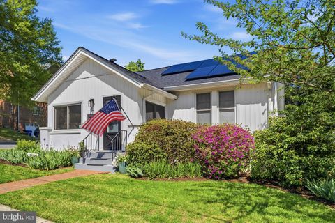 Photo of 1129 19th Street S, ARLINGTON, VA 22202 (MLS # VAAR2070838)