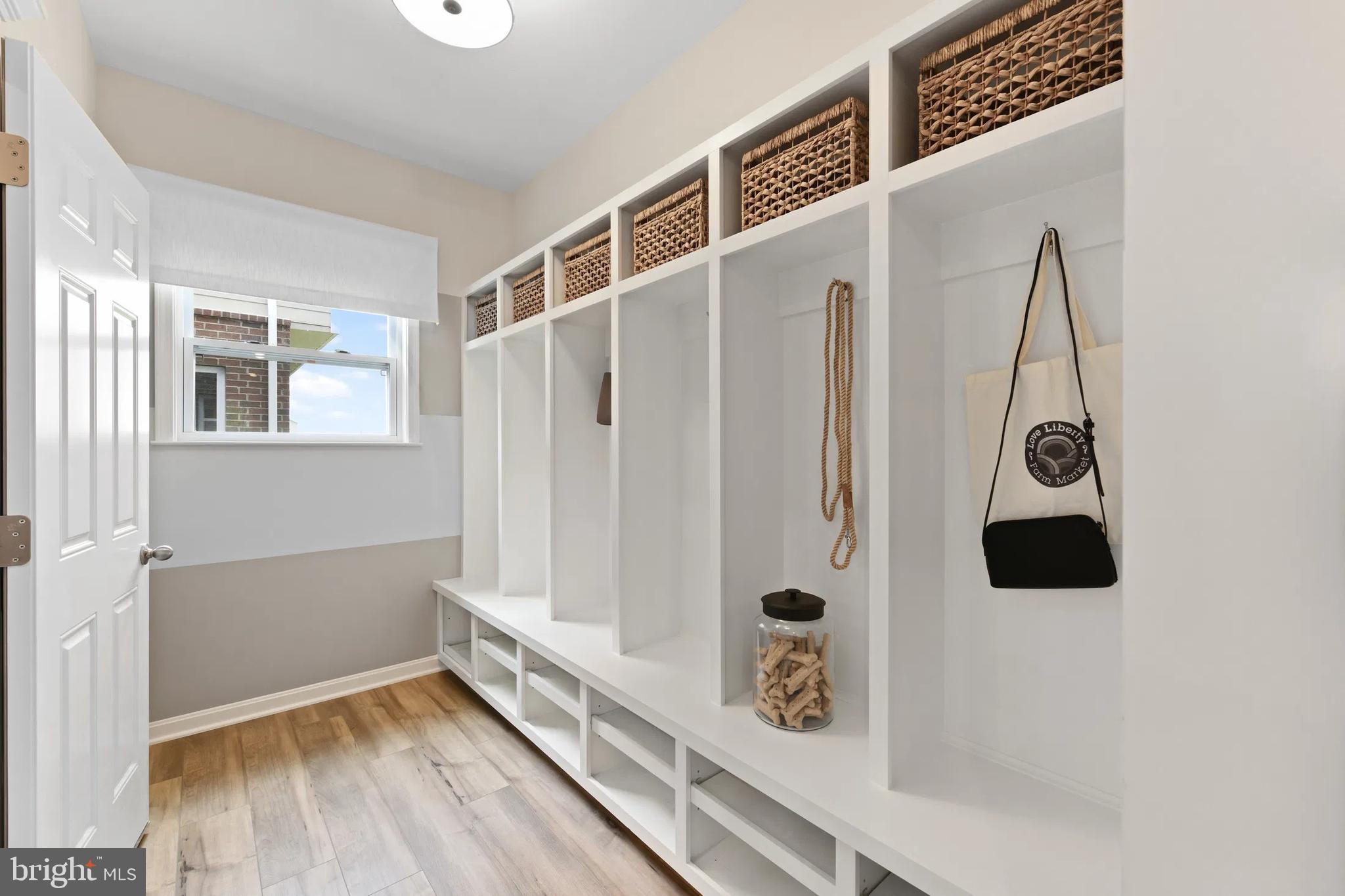 ABRAMS POINTE - Residential