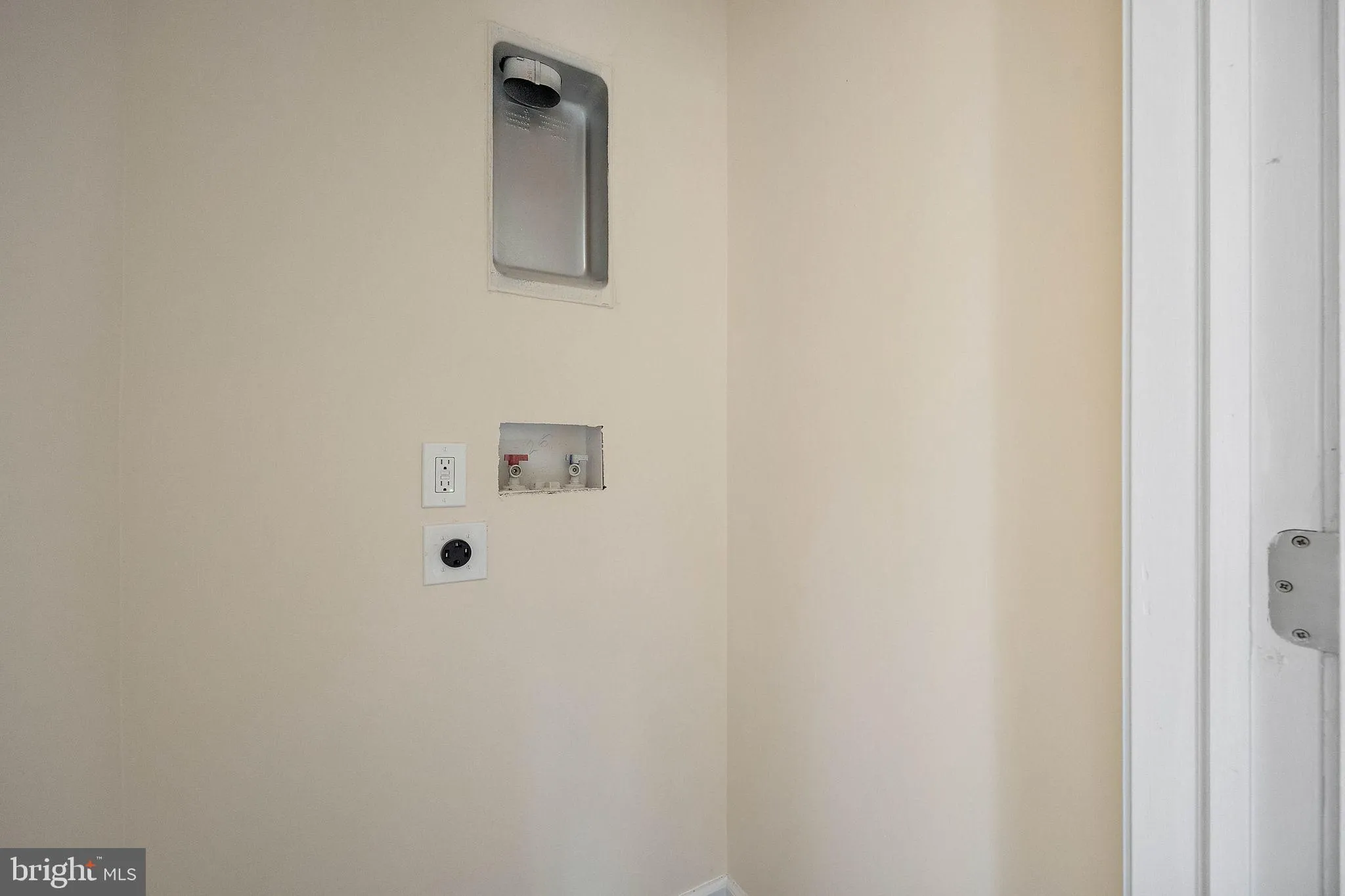 Wilmington, Delaware 19801, United States, 3 Bedrooms Bedrooms, ,3 BathroomsBathrooms,Residential,Pending,84497