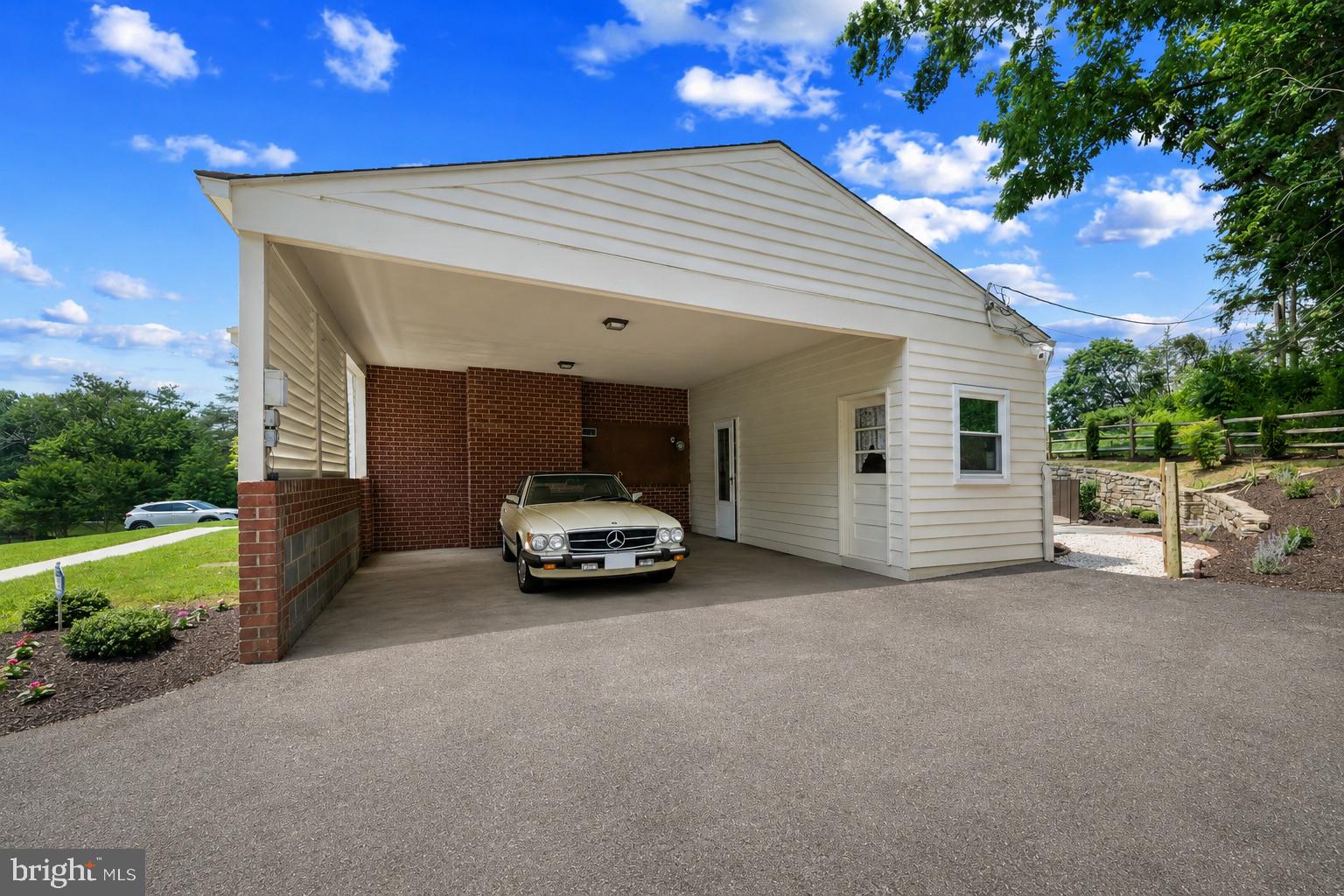 3906 FOXHILL DRIVE