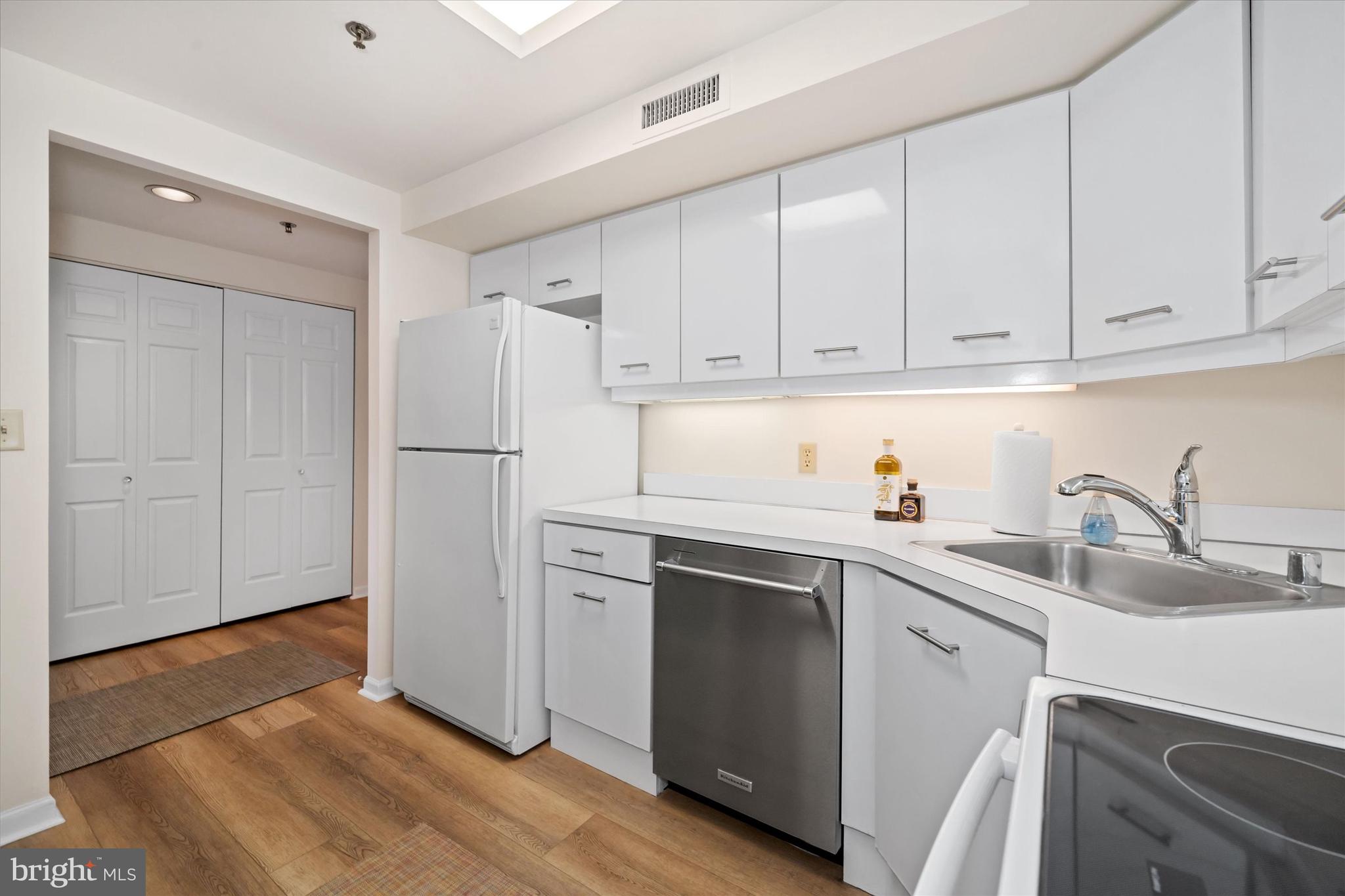 1100 LOVERING AVENUE 406