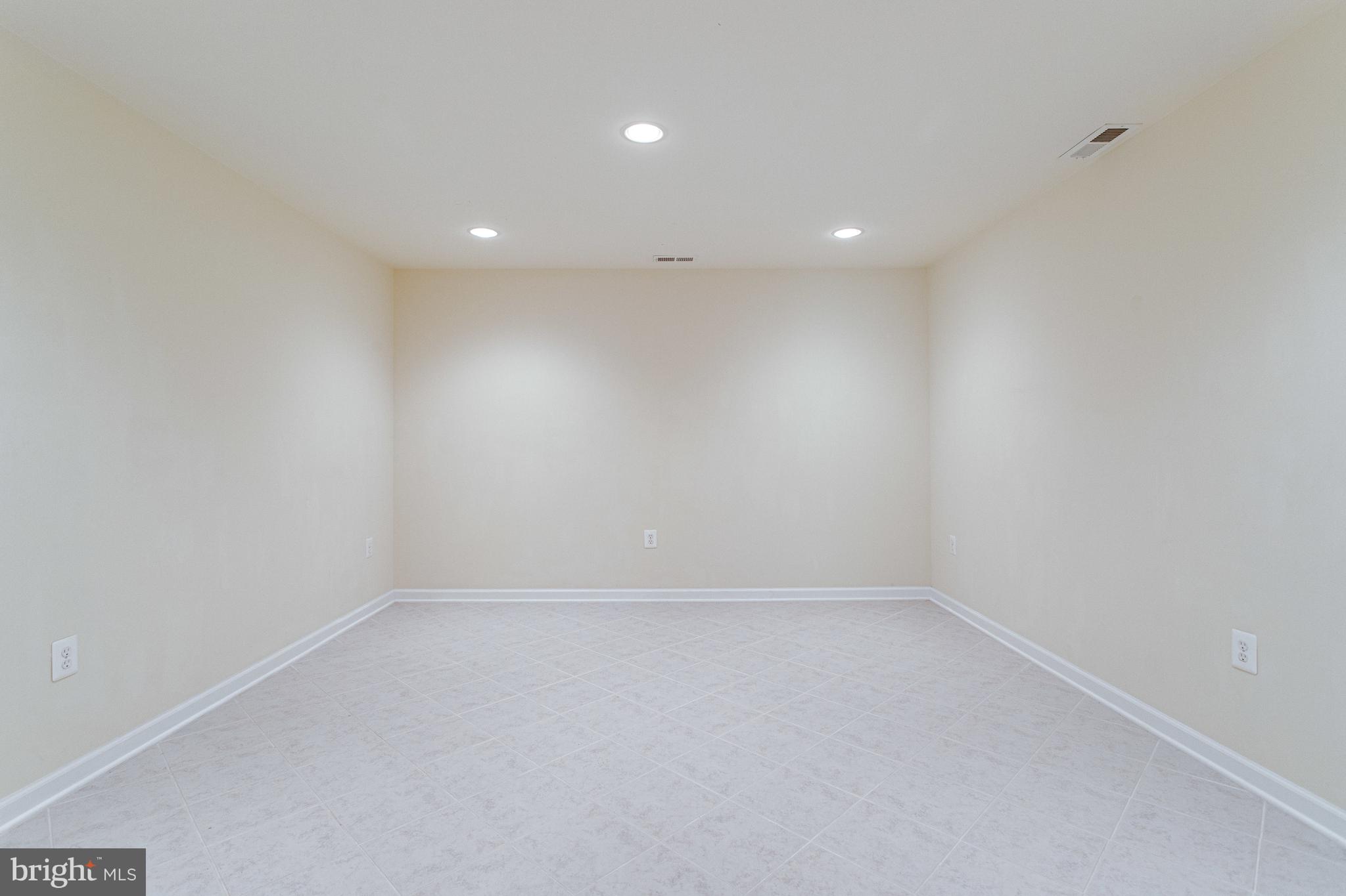 LAUREL HILL LANDBAY - Residential Lease