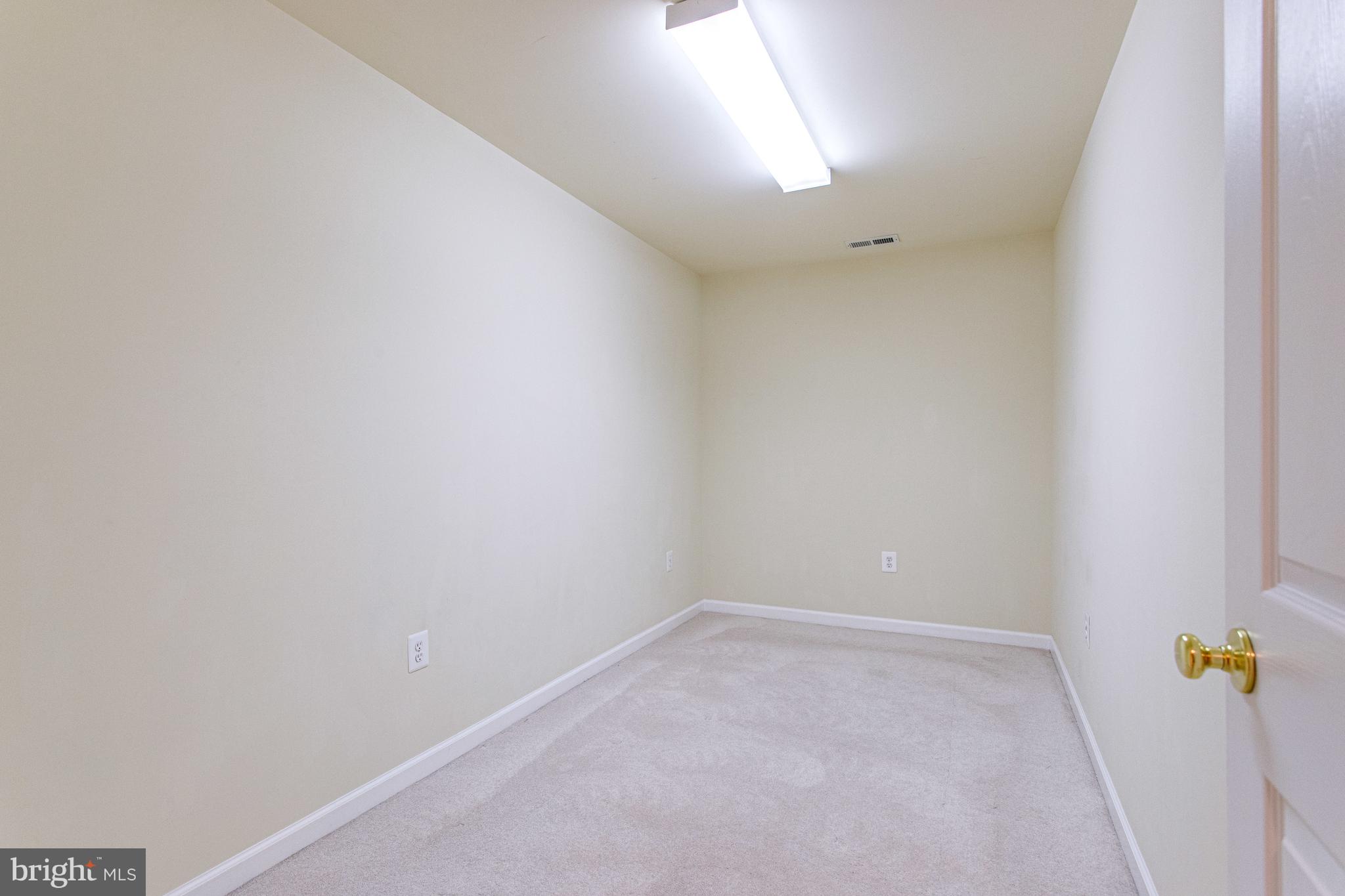 LAUREL HILL LANDBAY - Residential Lease