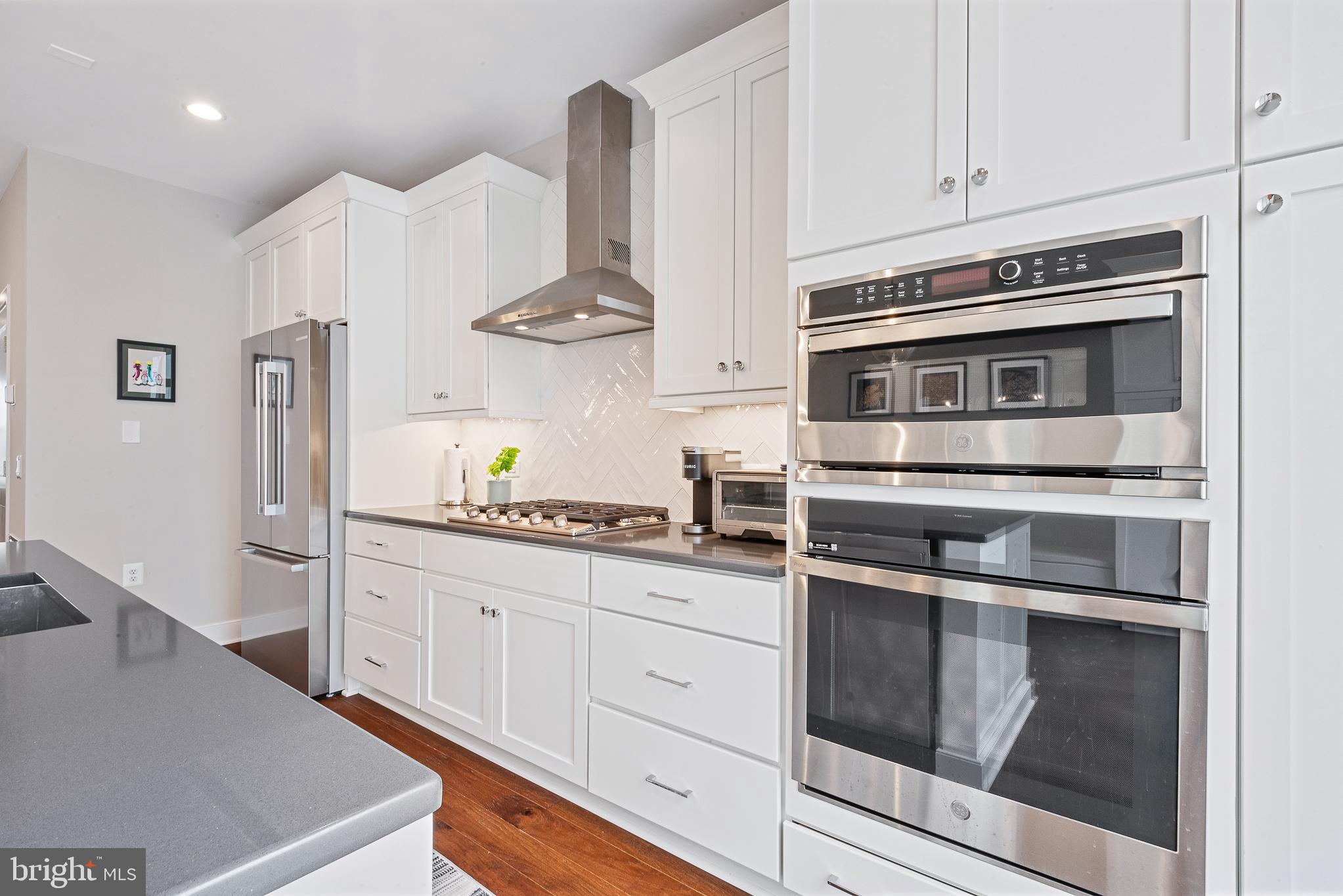 THE TOWNES AT GROSVENOR PLACE - Residential