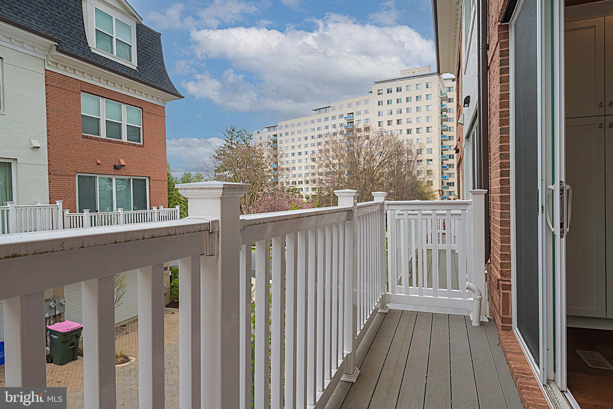 THE TOWNES AT GROSVENOR PLACE - Residential