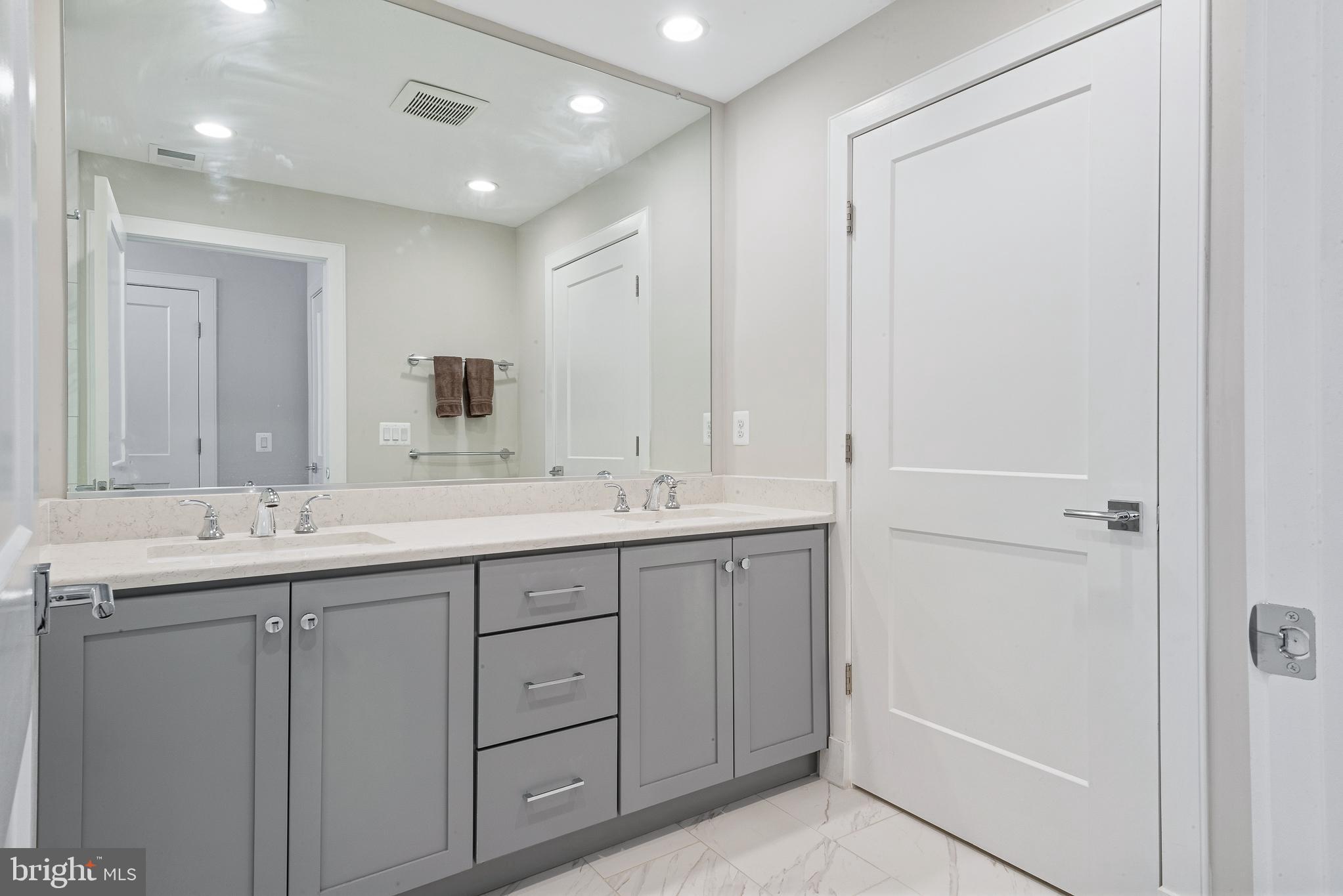 THE TOWNES AT GROSVENOR PLACE - Residential