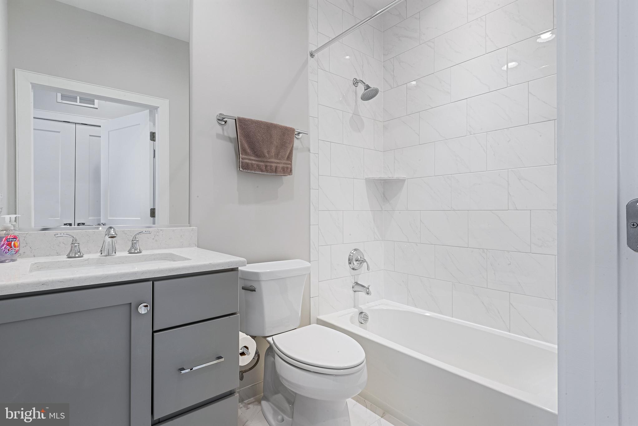 THE TOWNES AT GROSVENOR PLACE - Residential