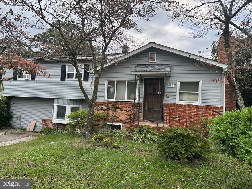 *** All OFFERS DUE Sunday October 8th @6pm*****

Attention Investors and D.I.Y er's, behold your next renovation project! This 3-bedroom, 2-full and 2-half bath property with a pool awaits your creative vision and expertise. Located in a charming neighborhood, this home has the potential to become a stunning oasis for its future owner. Renovating this property presents an excellent investment opportunity, as it has the potential to significantly increase in value with the right updates and improvements. This property is perfect for buyers with a vision for transformation. With some TLC and creative renovation, you can transform this house into your dream home. Don't miss out on this exciting opportunity to create a personalized and stylish living space. Schedule a showing today and unlock the potential of this hidden gem! Property is being sold AS-IS and the new buyer will need to clean out the property.