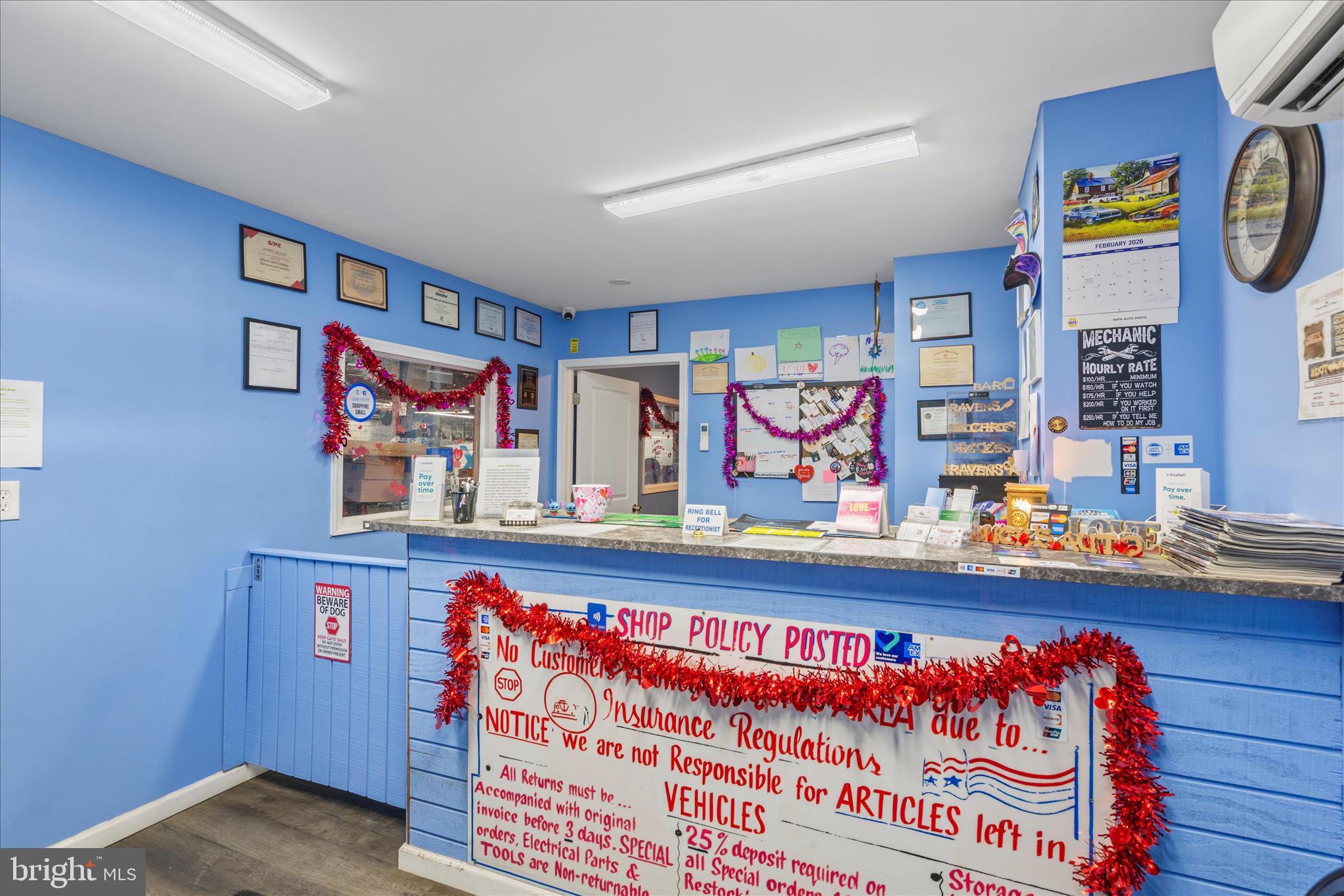 Main image without alt text