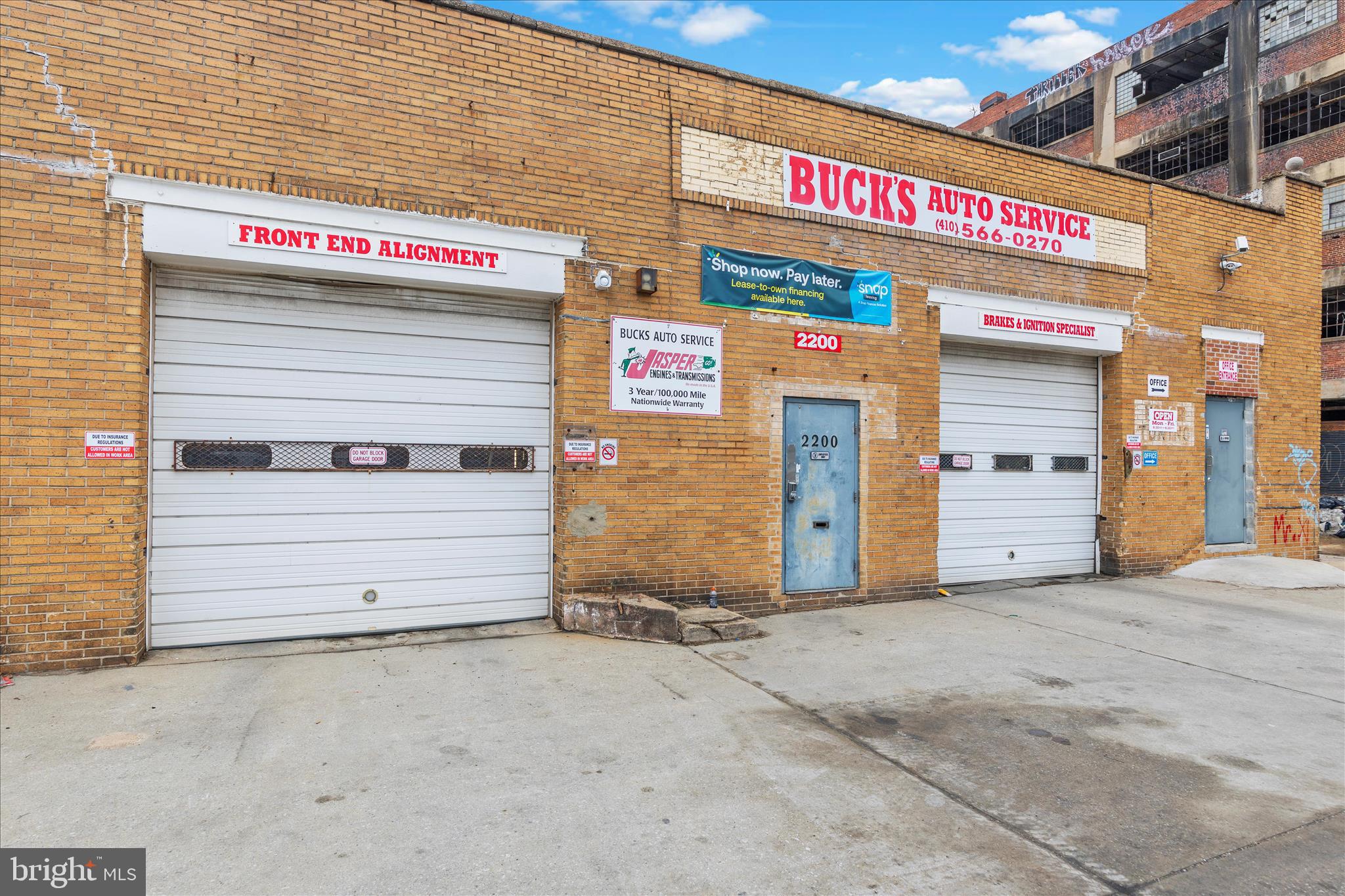 Main image without alt text